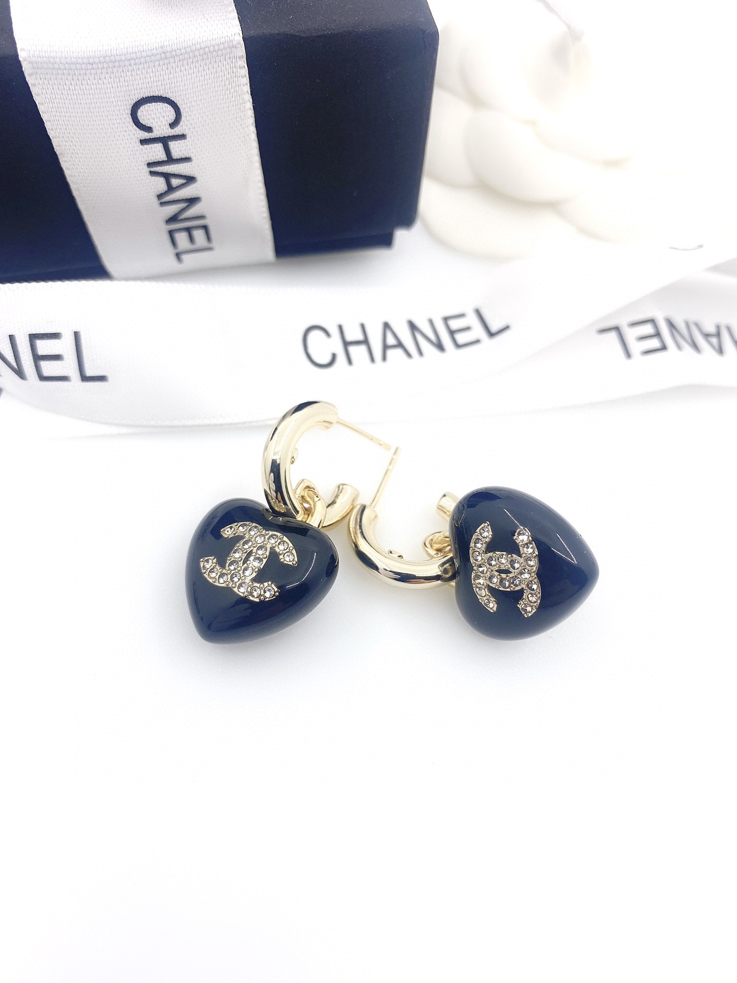 Chanel最新款爱心️耳环一致zP