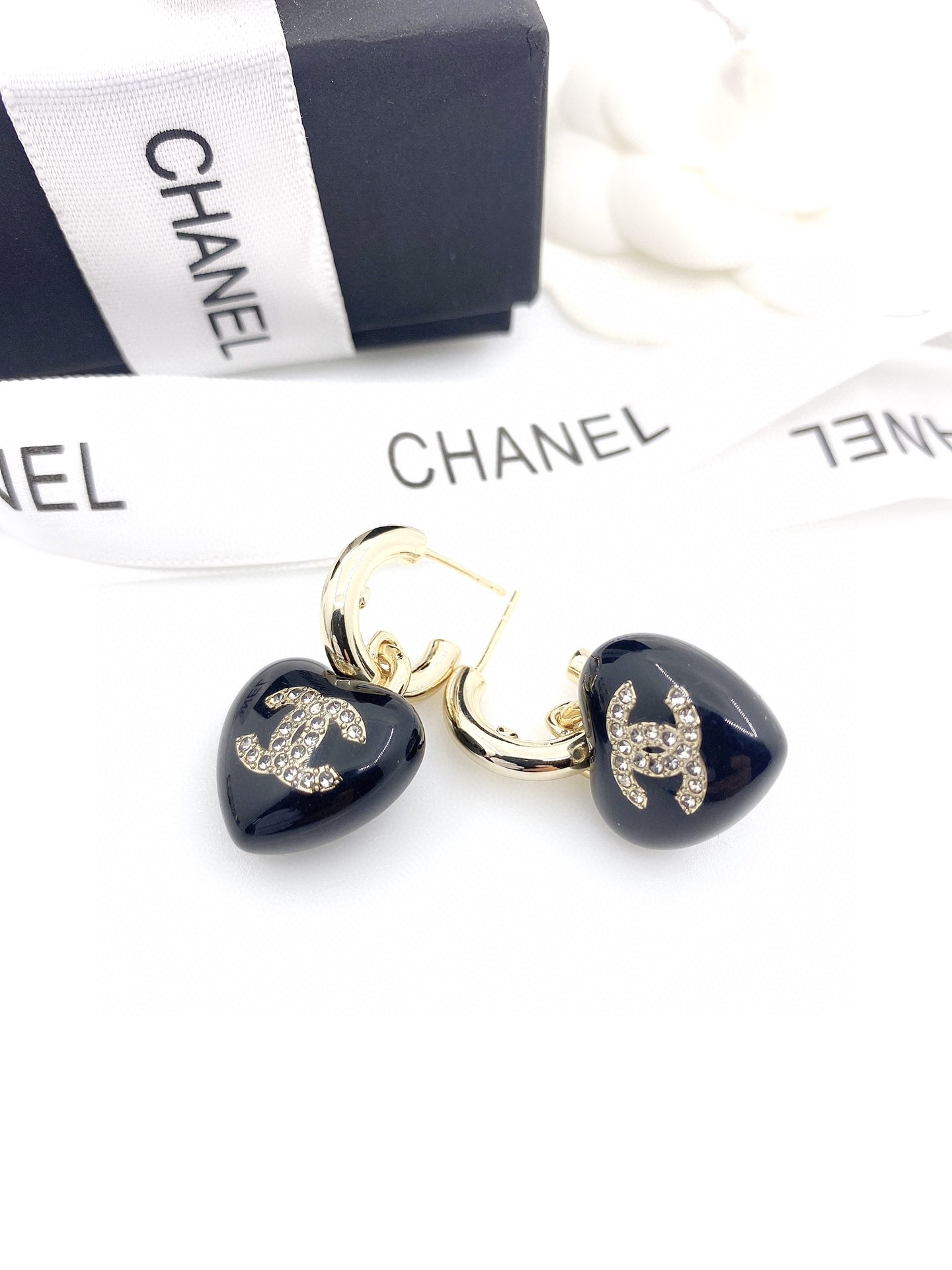 Chanel最新款爱心️耳环一致zP