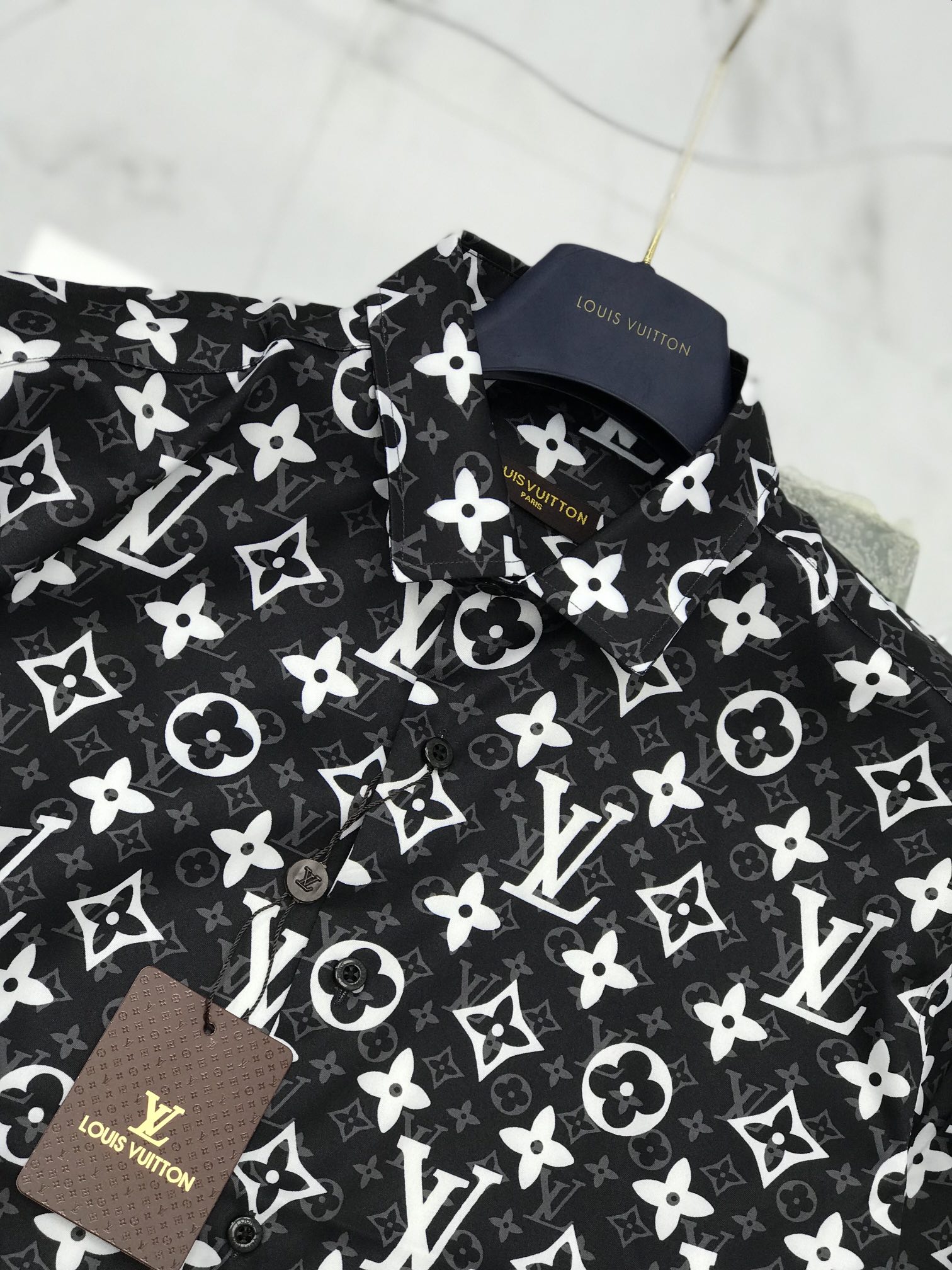 High-Quality LV Leisure Shirt with Classic Style and Unique Details - 图片 7
