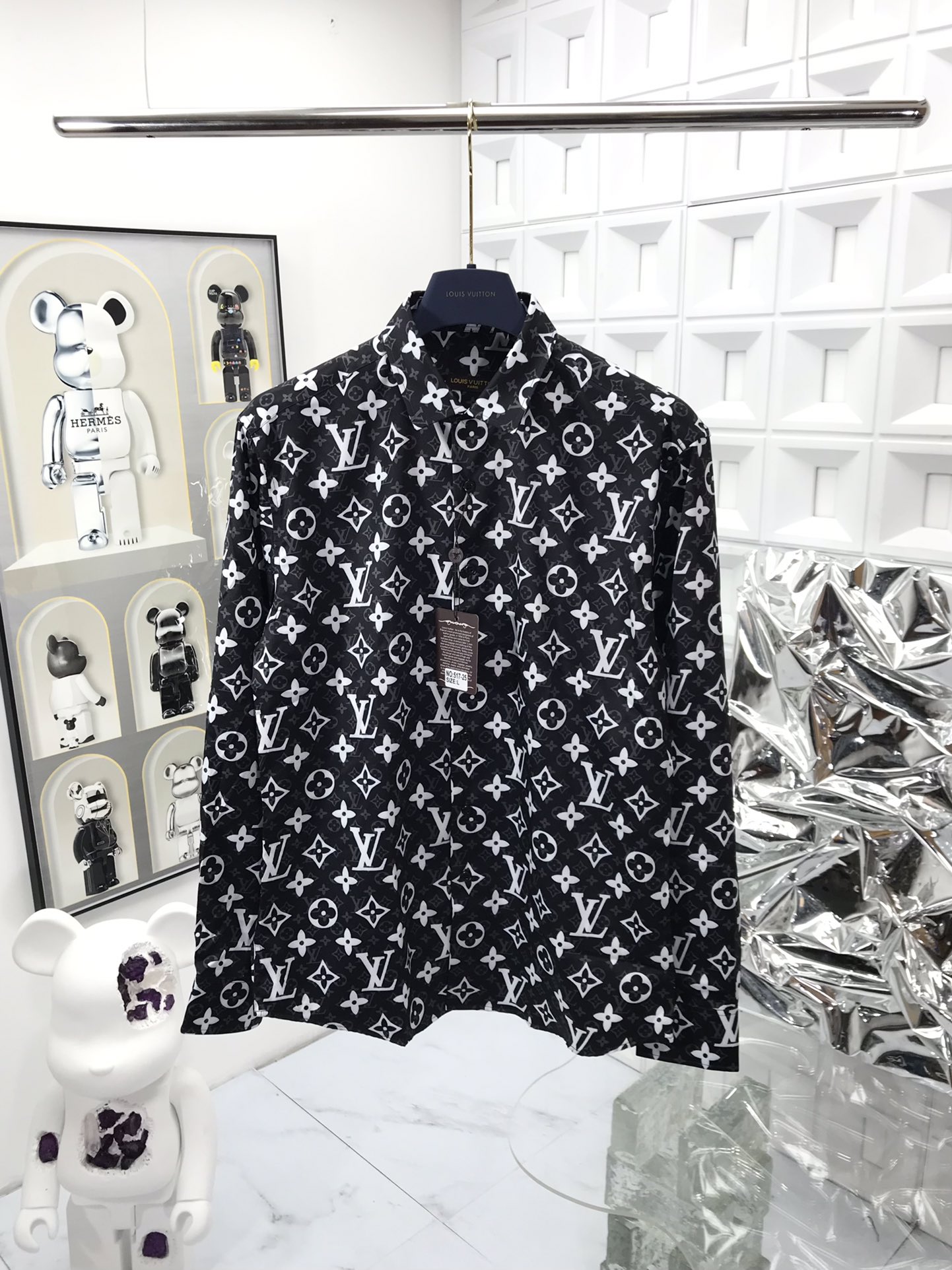 High-Quality LV Leisure Shirt with Classic Style and Unique Details - 图片 1