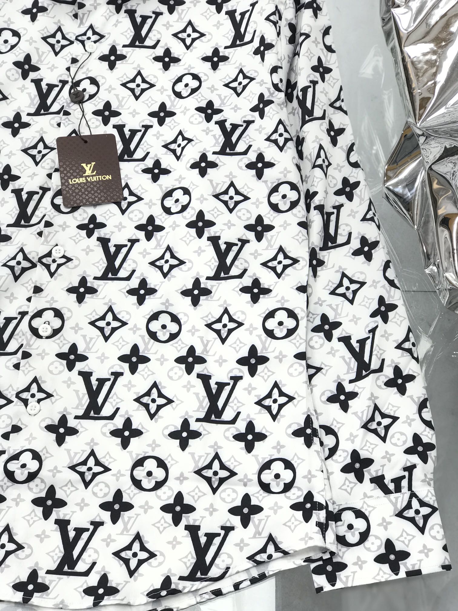 “High-Quality LV Leisure Shirt with Classic Style and Details in Every Stitch” - 图片 5