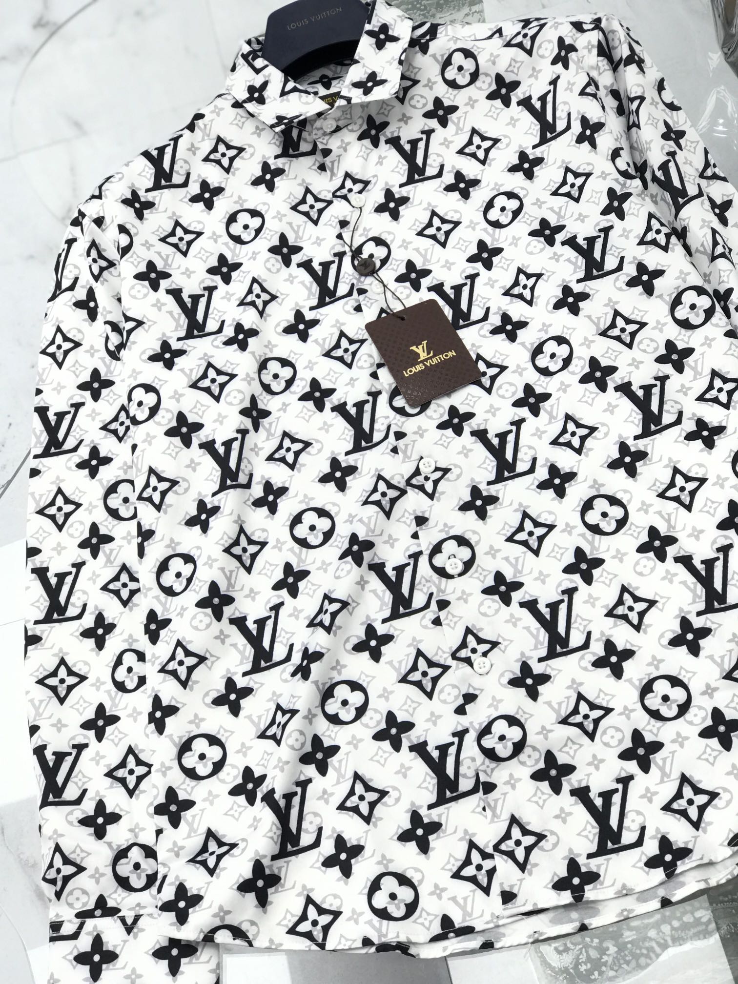 “High-Quality LV Leisure Shirt with Classic Style and Details in Every Stitch” - 图片 3