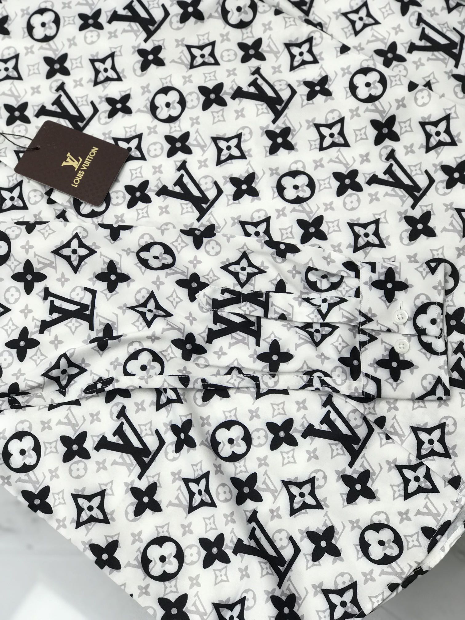 “High-Quality LV Leisure Shirt with Classic Style and Details in Every Stitch” - 图片 6