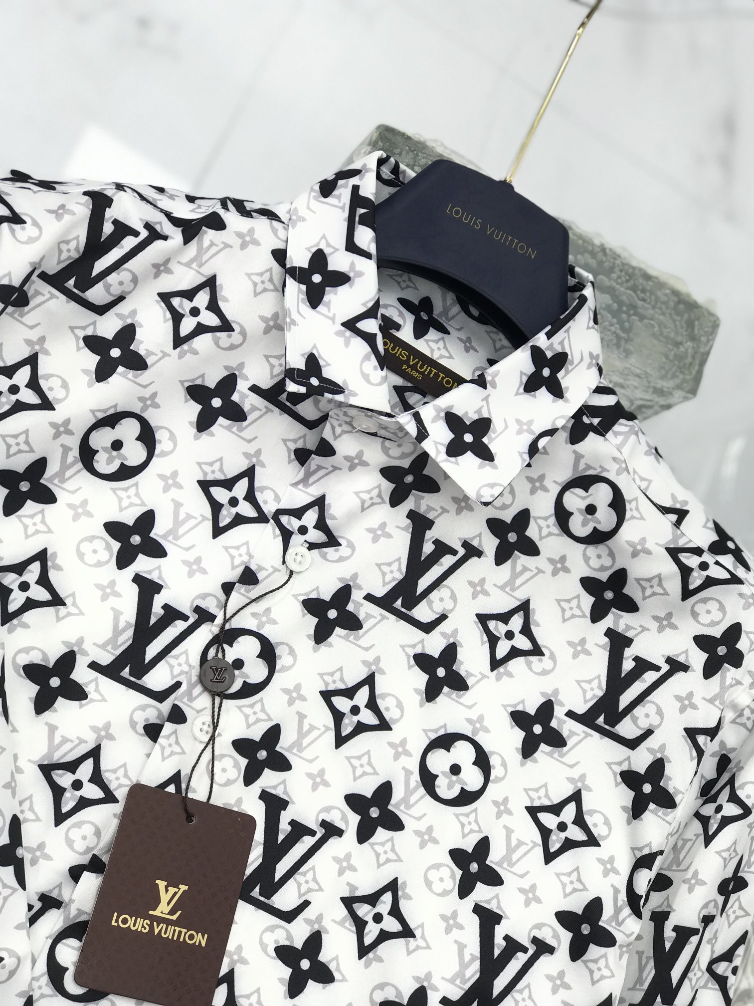 “High-Quality LV Leisure Shirt with Classic Style and Details in Every Stitch” - 图片 7