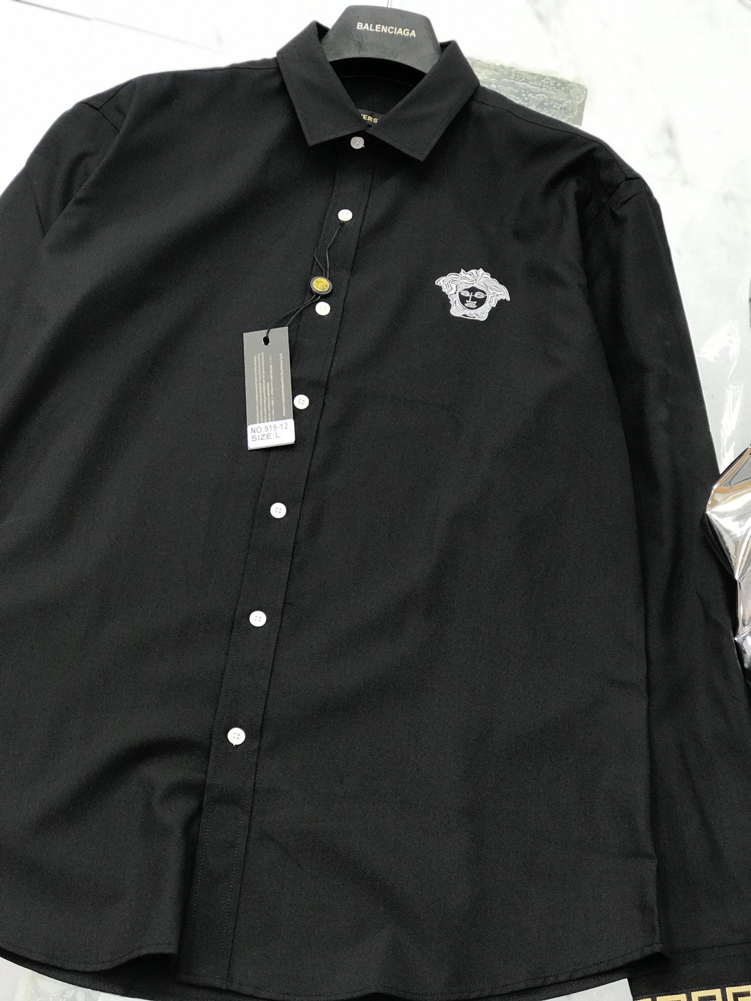 “Versace Leisure Shirt: Classic Style with Quality Details, Sizes M-3XL Available” - 图片 4