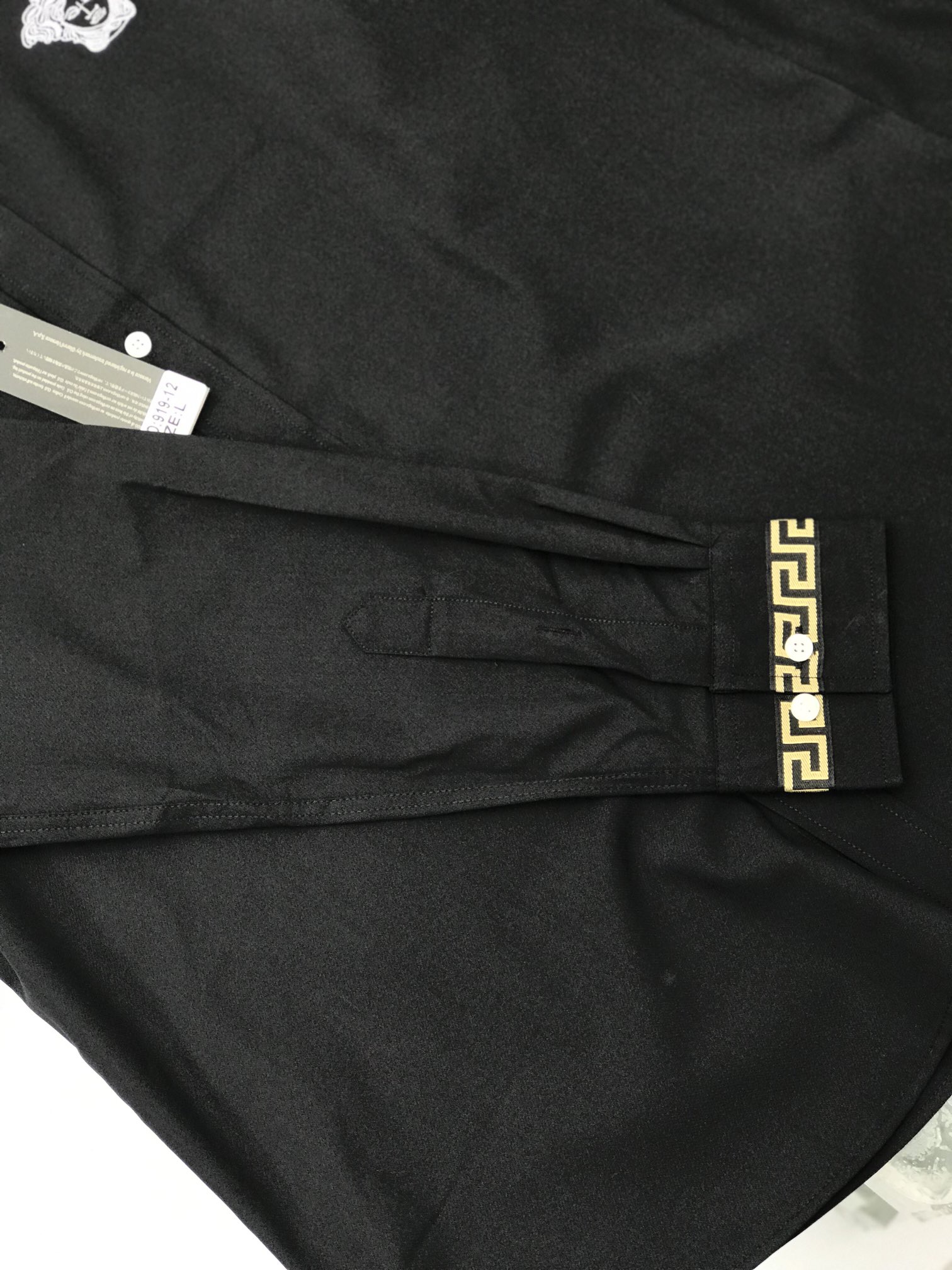 “Versace Leisure Shirt: Classic Style with Quality Details, Sizes M-3XL Available” - 图片 6