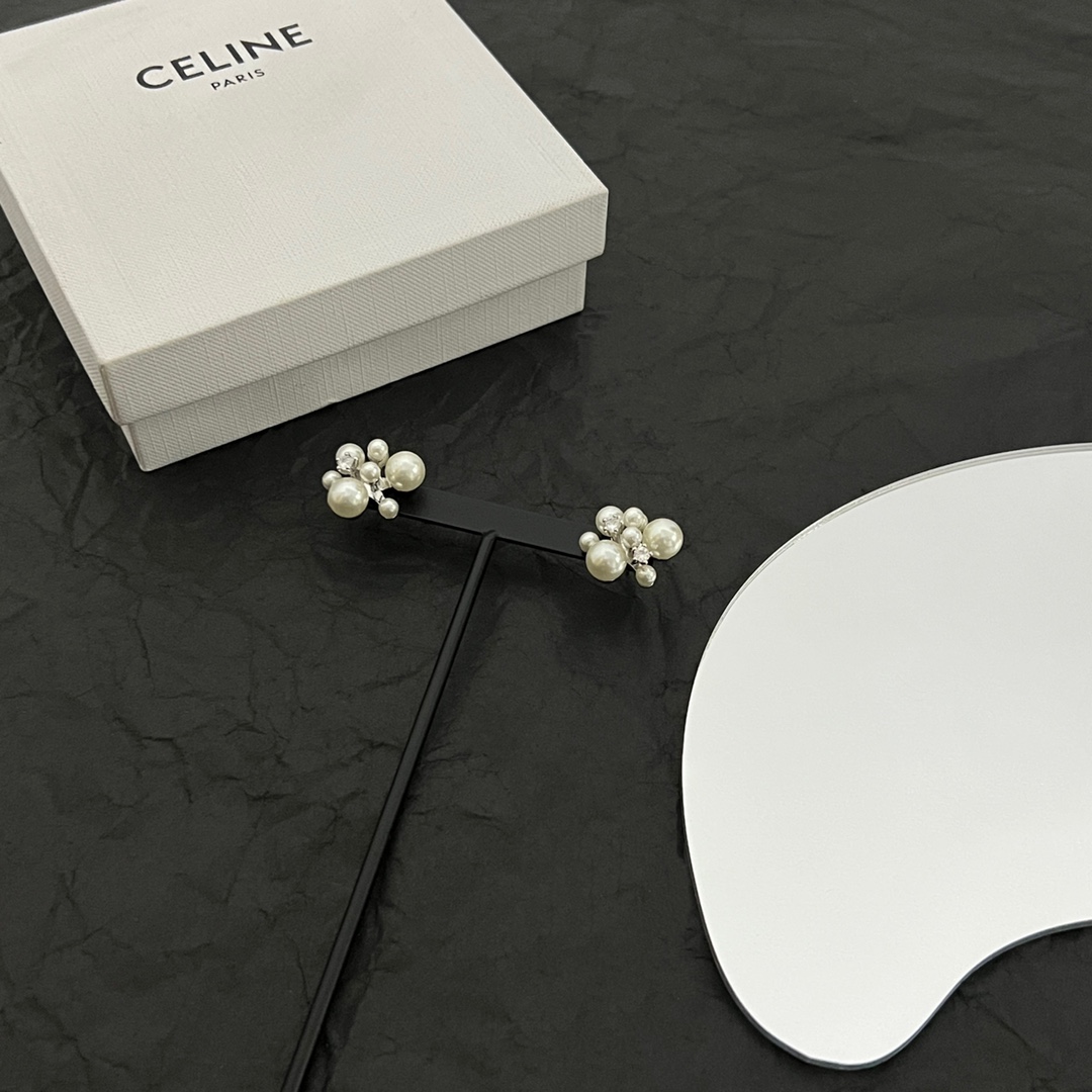 】Celine 赛琳 耳钉 一直是简约时尚界的标杆大胆的设计 百看不厌▪️搭配起来更Fashion ✨✨