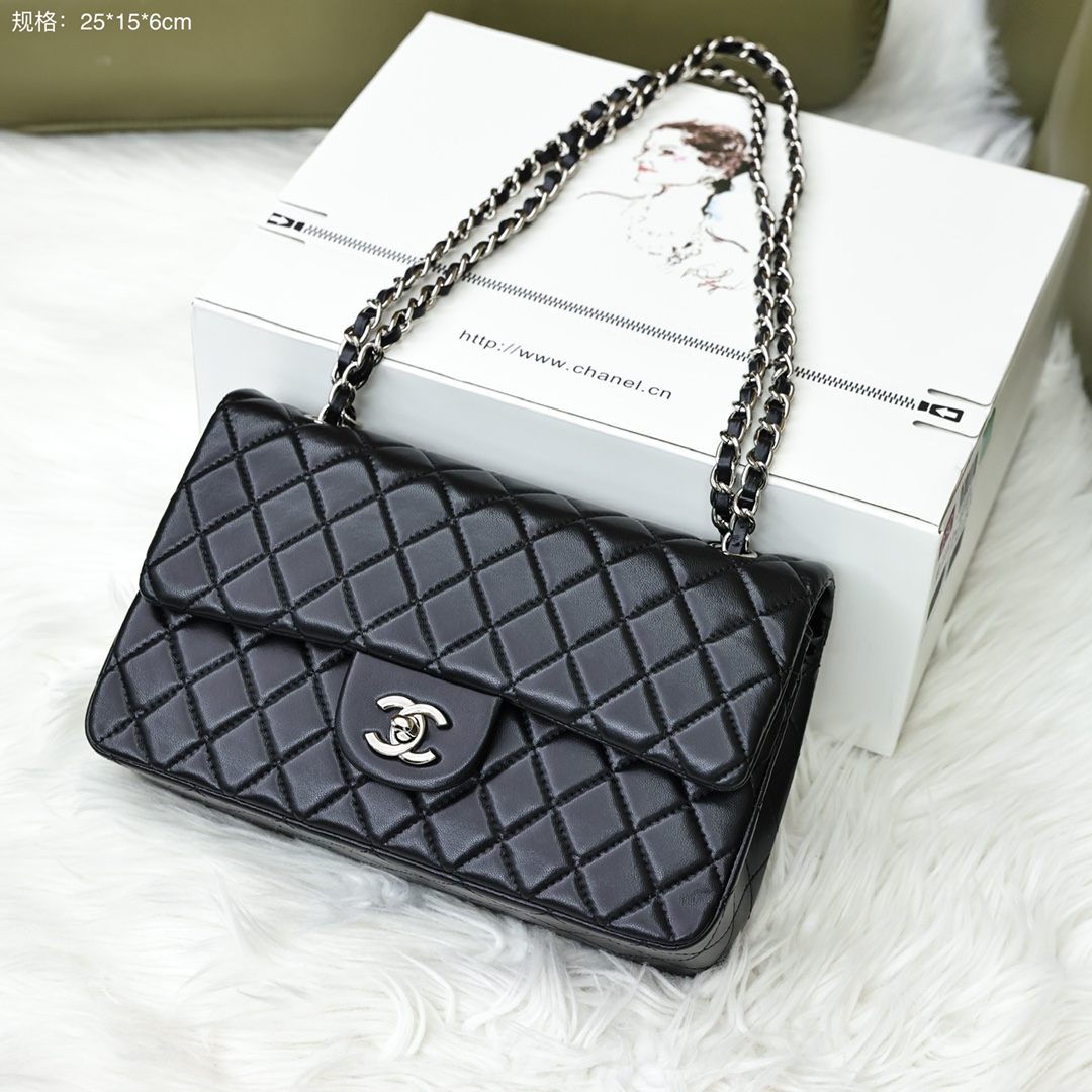 香奈儿CF菱格链条包💰300(黑银) 进口羊皮纹,带来高贵典雅气质,菱格美貌,百搭不挑人,精致五金,单肩/斜挎/使用超级方便,出镜率高,无论您是逛街,还是参加各种大party.出席晚宴都必不可少.。 规格:25*15*6cm