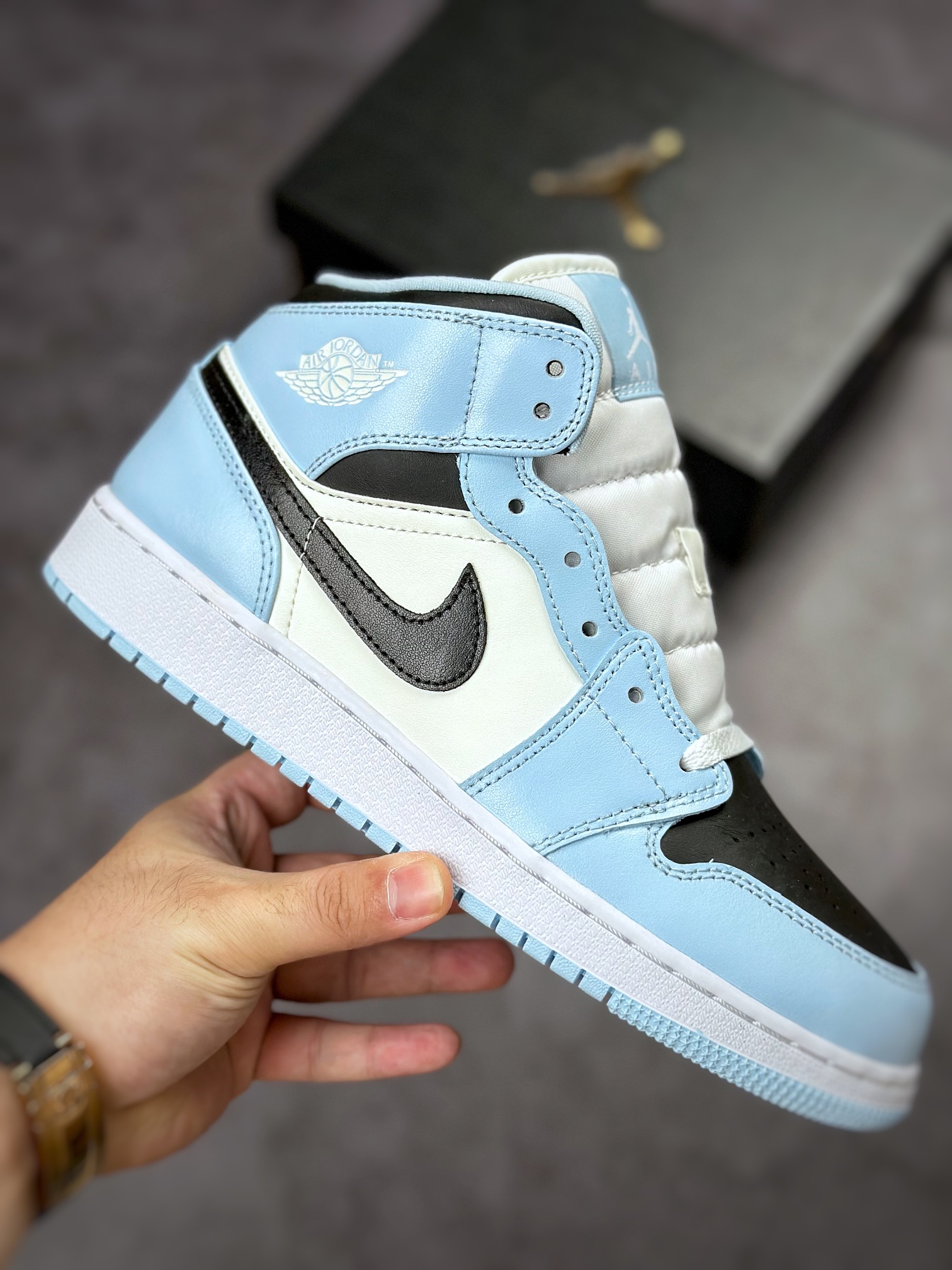 原装裸鞋级 市面最高工艺产物 Air Jordan 1 Mid 白蓝 555112-401