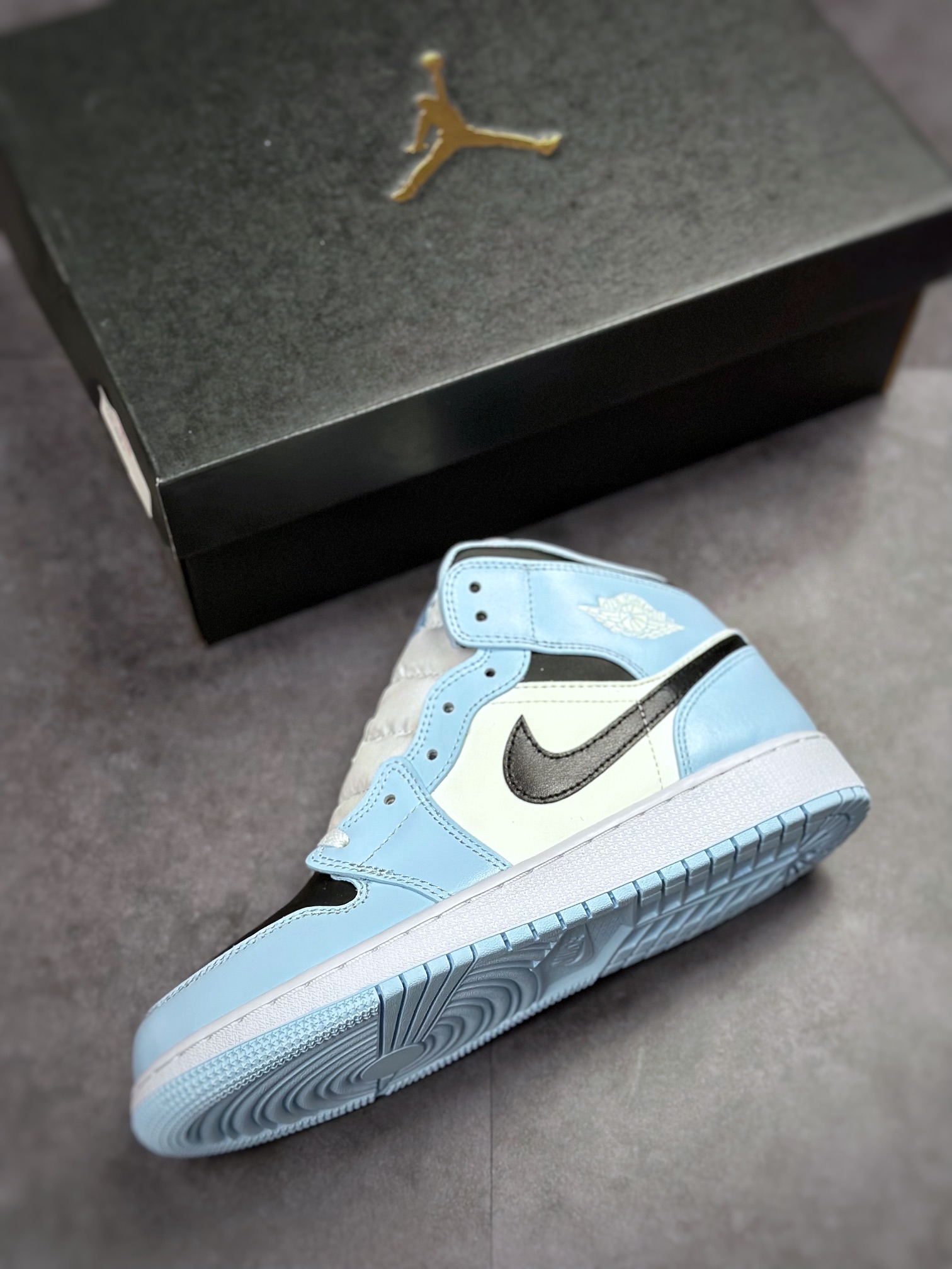 原装裸鞋级 市面最高工艺产物 Air Jordan 1 Mid 白蓝 555112-401