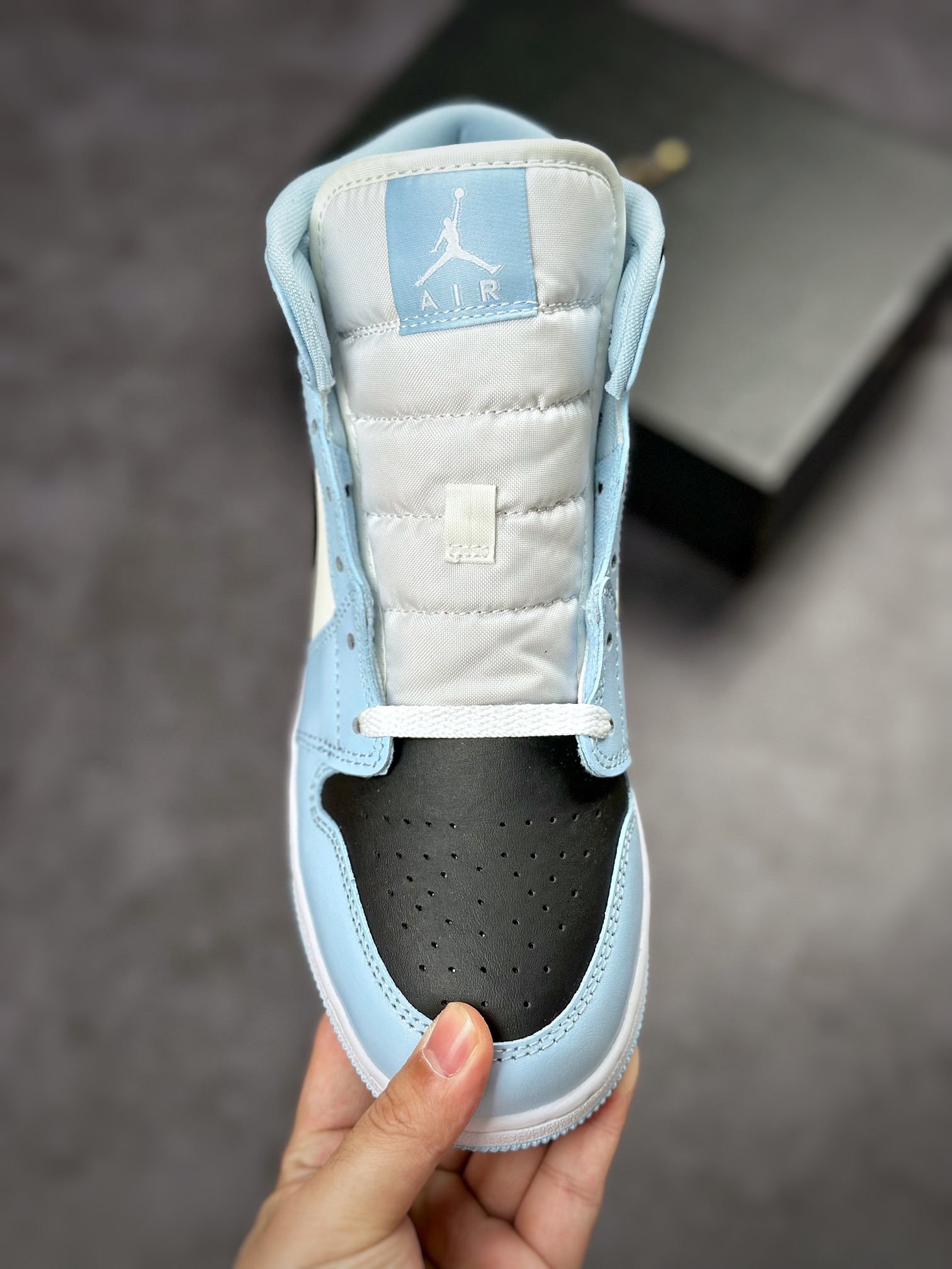 原装裸鞋级 市面最高工艺产物 Air Jordan 1 Mid 白蓝 555112-401