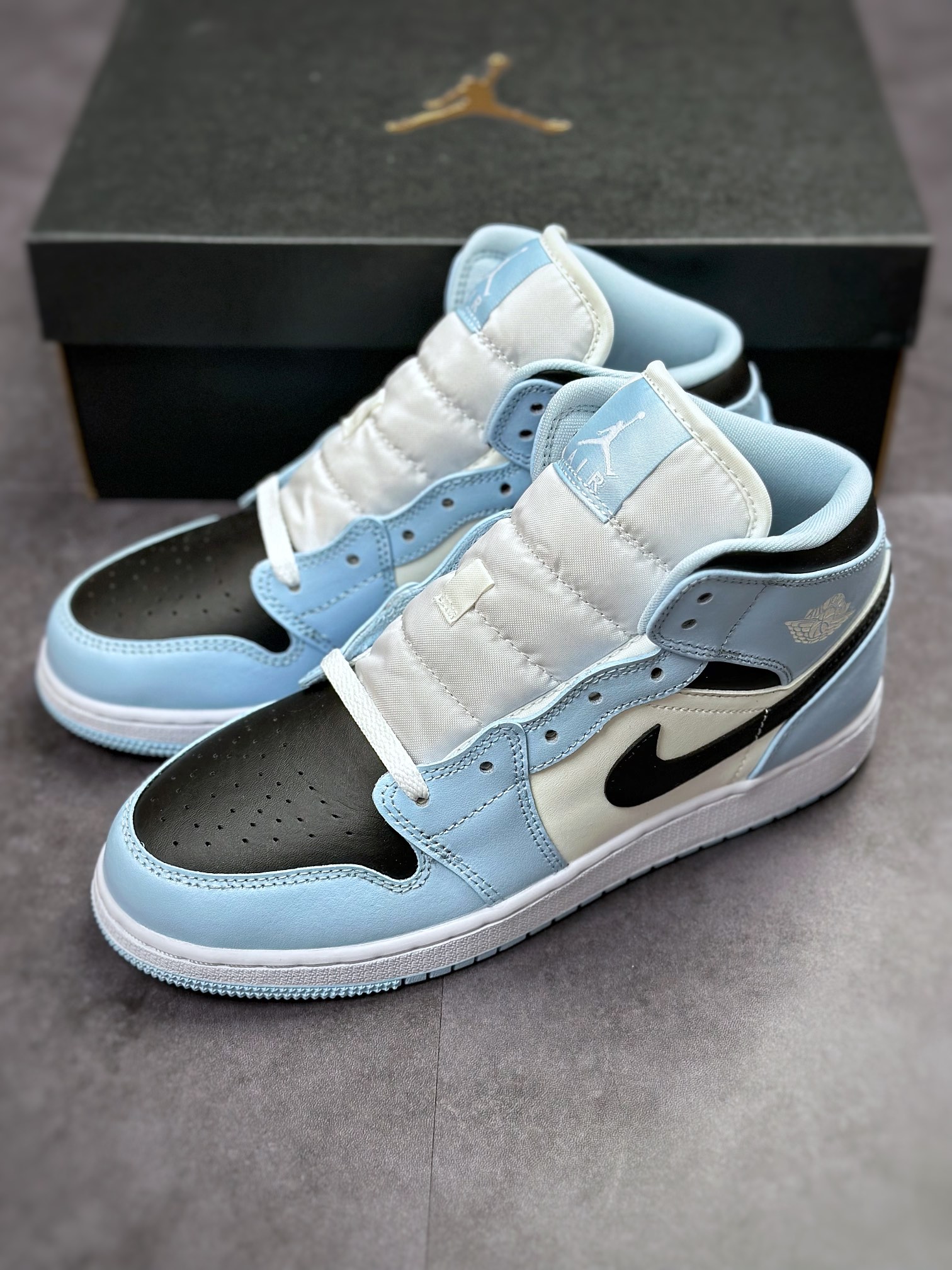 原装裸鞋级 市面最高工艺产物 Air Jordan 1 Mid 白蓝 555112-401