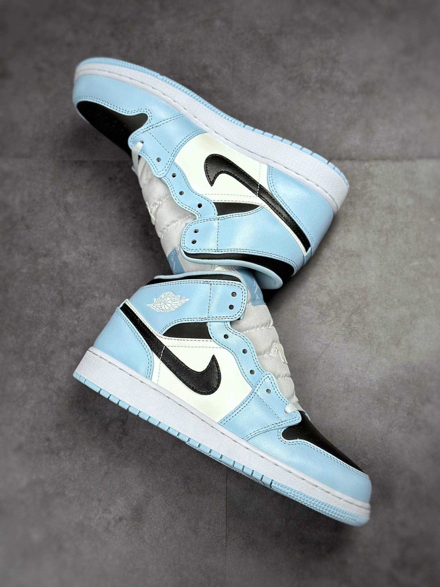 原装裸鞋级 市面最高工艺产物 Air Jordan 1 Mid 白蓝 555112-401