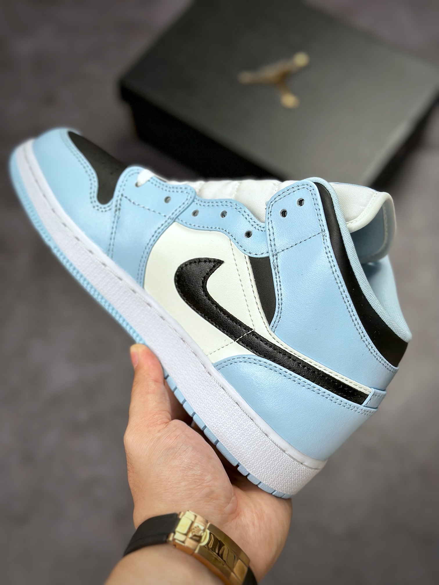 原装裸鞋级 市面最高工艺产物 Air Jordan 1 Mid 白蓝 555112-401