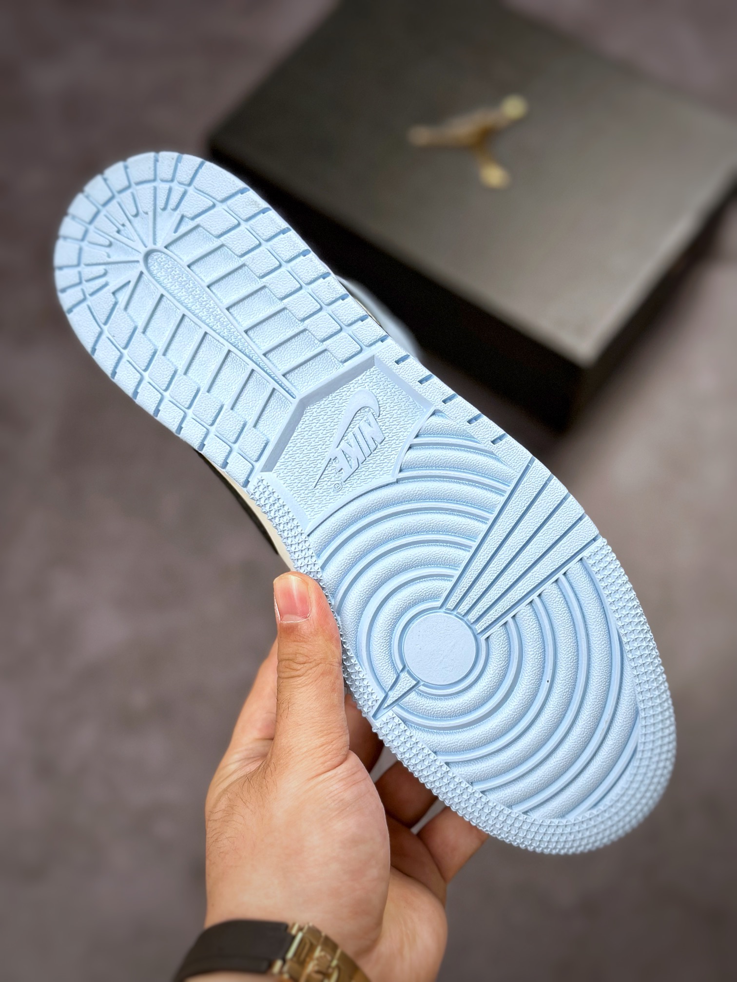 原装裸鞋级 市面最高工艺产物 Air Jordan 1 Mid 白蓝 555112-401