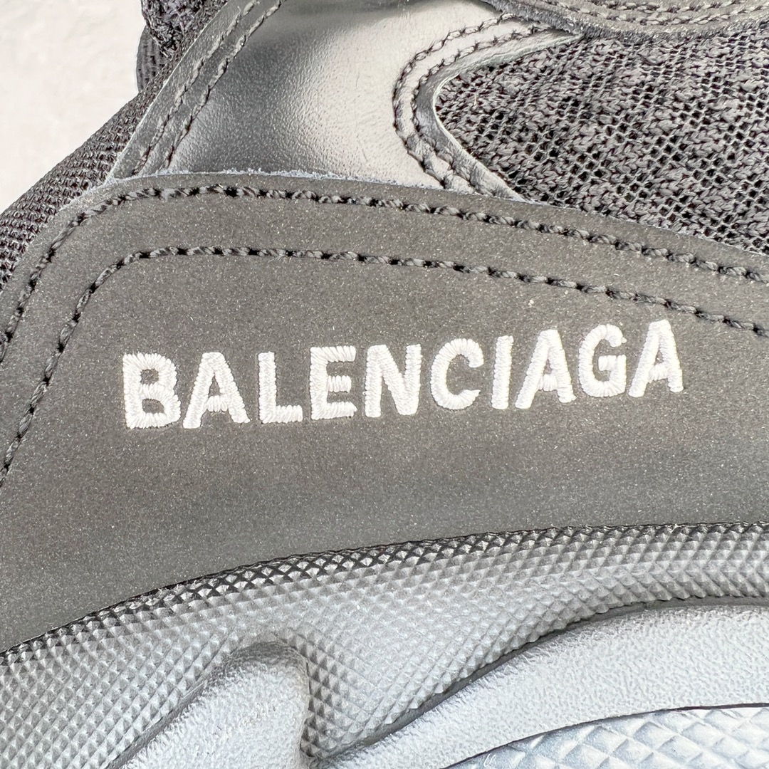 图片[9]-💰400 ＃VG零售版 BALENCIAGA Triple S Clear Sole Sneaker 巴黎世家复古透明气垫运动鞋 黑色做旧 全套原纸板楦头开发 最原汁原味的灵魂版型 全鞋荧光划线卡点 胶水把控整洁度追求极致完美 每一双都是工艺品 多重QC质检 超越公司货的品控标准 实实在在的免检产品 原盒原配 正确字体电绣 粗细、位置、大小正确 侧边TPU 透气孔匹配意产原版 正确气垫分离大底 TPU软底 原版一致大底LOGO 立体感十足 原厂皮料水洗做旧 采购原厂网纱 小牛皮 小羊皮和网眼 复杂的三层外底 采用Clear Sole技术将TPU注入鞋底内部可产生气泡 以提供更多舒适感 更轻的鞋子和减震效果 脚趾边缘绣有尺寸 侧面绣有徽标 背面压印徽标 舌头上的Triple S橡胶品牌 2个鞋带环 包括1个功能环 运动系带系统 带12个织物孔眼 双色鞋带让人想起远足靴的鞋带 后部拉环和舌头拉环 水洗效果 打造老旧外观 正常尺码 Size：35 36 37 38 39 40 41 42 43 44 45 46 编码：by4936070-运动鞋