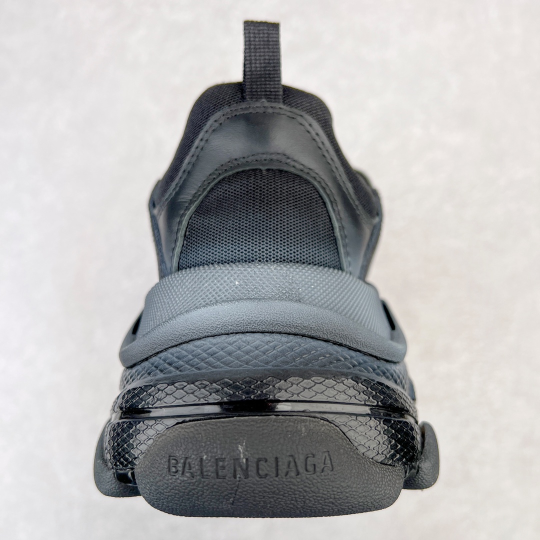 图片[7]-💰400 ＃VG零售版 BALENCIAGA Triple S Clear Sole Sneaker 巴黎世家复古透明气垫运动鞋 黑色做旧 全套原纸板楦头开发 最原汁原味的灵魂版型 全鞋荧光划线卡点 胶水把控整洁度追求极致完美 每一双都是工艺品 多重QC质检 超越公司货的品控标准 实实在在的免检产品 原盒原配 正确字体电绣 粗细、位置、大小正确 侧边TPU 透气孔匹配意产原版 正确气垫分离大底 TPU软底 原版一致大底LOGO 立体感十足 原厂皮料水洗做旧 采购原厂网纱 小牛皮 小羊皮和网眼 复杂的三层外底 采用Clear Sole技术将TPU注入鞋底内部可产生气泡 以提供更多舒适感 更轻的鞋子和减震效果 脚趾边缘绣有尺寸 侧面绣有徽标 背面压印徽标 舌头上的Triple S橡胶品牌 2个鞋带环 包括1个功能环 运动系带系统 带12个织物孔眼 双色鞋带让人想起远足靴的鞋带 后部拉环和舌头拉环 水洗效果 打造老旧外观 正常尺码 Size：35 36 37 38 39 40 41 42 43 44 45 46 编码：by4936070-运动鞋