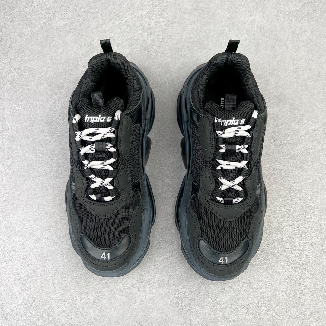 图片[2]-💰400 ＃VG零售版 BALENCIAGA Triple S Clear Sole Sneaker 巴黎世家复古透明气垫运动鞋 黑色做旧 全套原纸板楦头开发 最原汁原味的灵魂版型 全鞋荧光划线卡点 胶水把控整洁度追求极致完美 每一双都是工艺品 多重QC质检 超越公司货的品控标准 实实在在的免检产品 原盒原配 正确字体电绣 粗细、位置、大小正确 侧边TPU 透气孔匹配意产原版 正确气垫分离大底 TPU软底 原版一致大底LOGO 立体感十足 原厂皮料水洗做旧 采购原厂网纱 小牛皮 小羊皮和网眼 复杂的三层外底 采用Clear Sole技术将TPU注入鞋底内部可产生气泡 以提供更多舒适感 更轻的鞋子和减震效果 脚趾边缘绣有尺寸 侧面绣有徽标 背面压印徽标 舌头上的Triple S橡胶品牌 2个鞋带环 包括1个功能环 运动系带系统 带12个织物孔眼 双色鞋带让人想起远足靴的鞋带 后部拉环和舌头拉环 水洗效果 打造老旧外观 正常尺码 Size：35 36 37 38 39 40 41 42 43 44 45 46 编码：by4936070-运动鞋