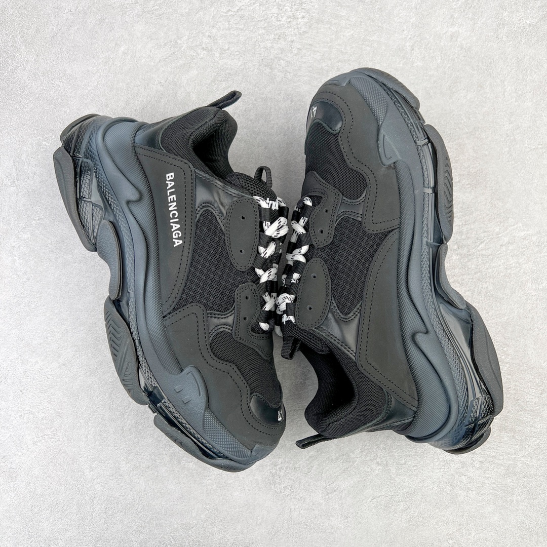 图片[3]-💰400 ＃VG零售版 BALENCIAGA Triple S Clear Sole Sneaker 巴黎世家复古透明气垫运动鞋 黑色做旧 全套原纸板楦头开发 最原汁原味的灵魂版型 全鞋荧光划线卡点 胶水把控整洁度追求极致完美 每一双都是工艺品 多重QC质检 超越公司货的品控标准 实实在在的免检产品 原盒原配 正确字体电绣 粗细、位置、大小正确 侧边TPU 透气孔匹配意产原版 正确气垫分离大底 TPU软底 原版一致大底LOGO 立体感十足 原厂皮料水洗做旧 采购原厂网纱 小牛皮 小羊皮和网眼 复杂的三层外底 采用Clear Sole技术将TPU注入鞋底内部可产生气泡 以提供更多舒适感 更轻的鞋子和减震效果 脚趾边缘绣有尺寸 侧面绣有徽标 背面压印徽标 舌头上的Triple S橡胶品牌 2个鞋带环 包括1个功能环 运动系带系统 带12个织物孔眼 双色鞋带让人想起远足靴的鞋带 后部拉环和舌头拉环 水洗效果 打造老旧外观 正常尺码 Size：35 36 37 38 39 40 41 42 43 44 45 46 编码：by4936070-运动鞋