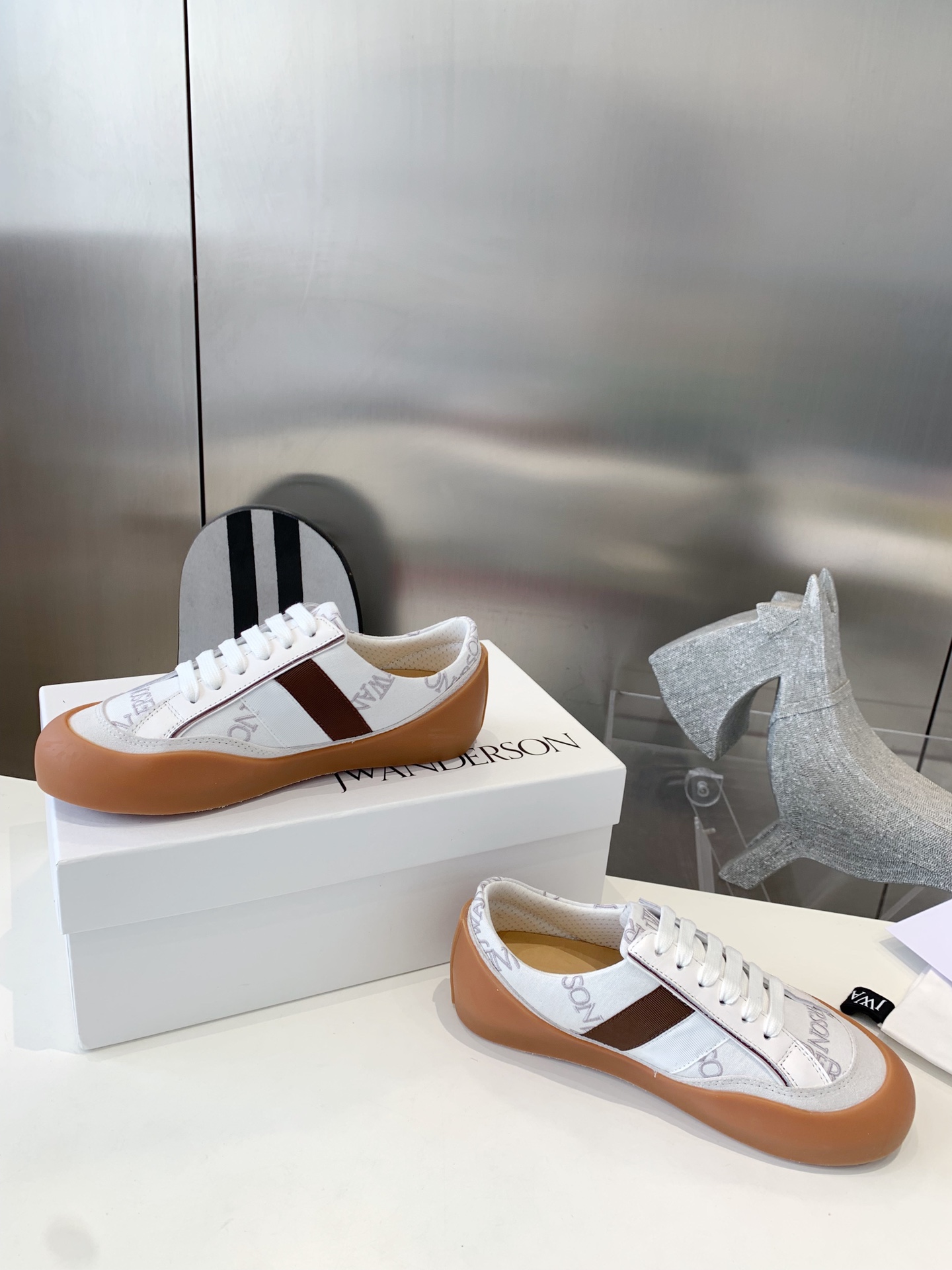 Embroidered Tarpaulin Shoe Substitute: JW Anderson Colored Insulates for Couples - 图片 9