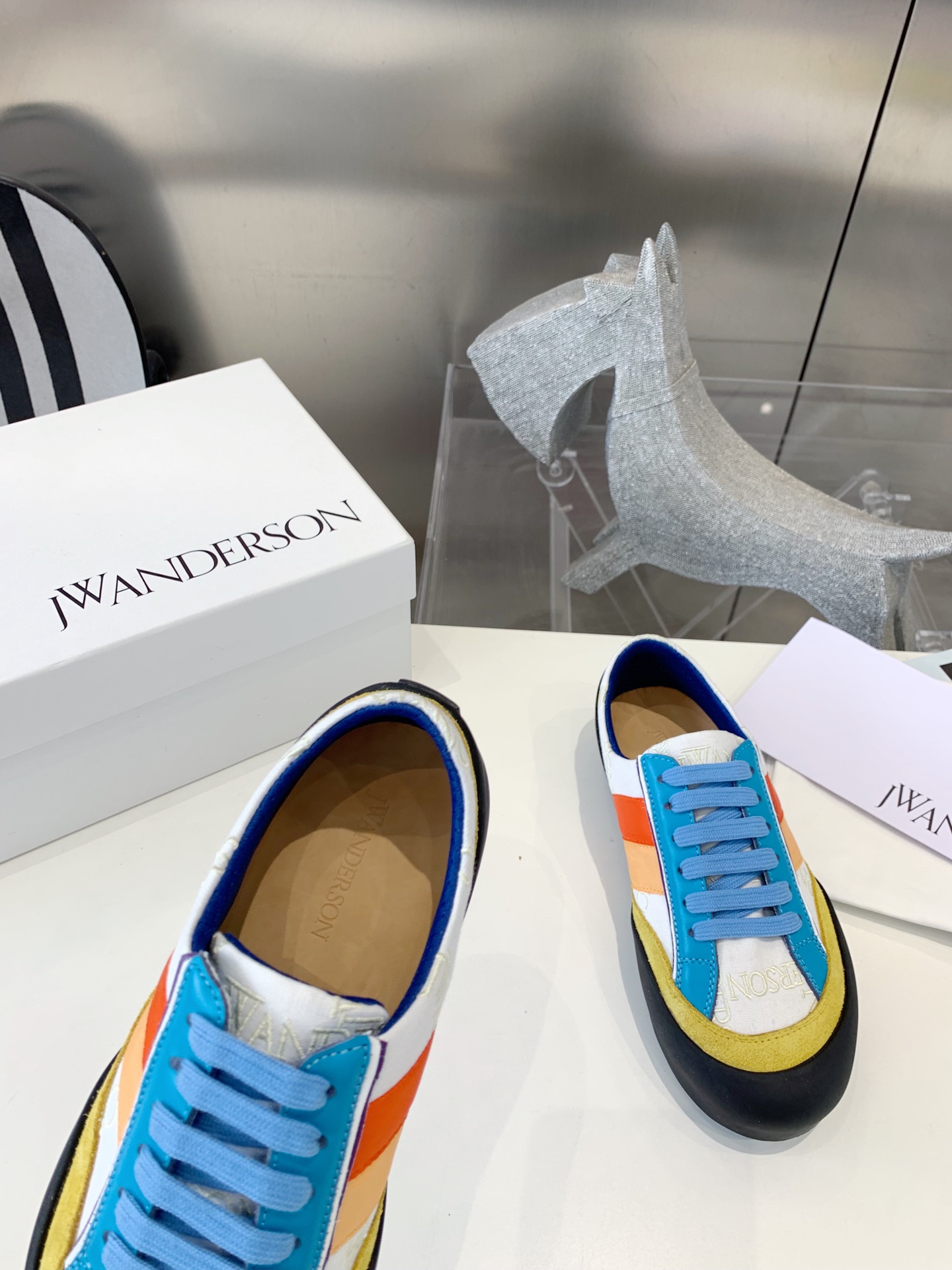 “Embroidered Tarpaulin Shoes by JW Anderson: Dynamic Couples Collection” - 图片 5