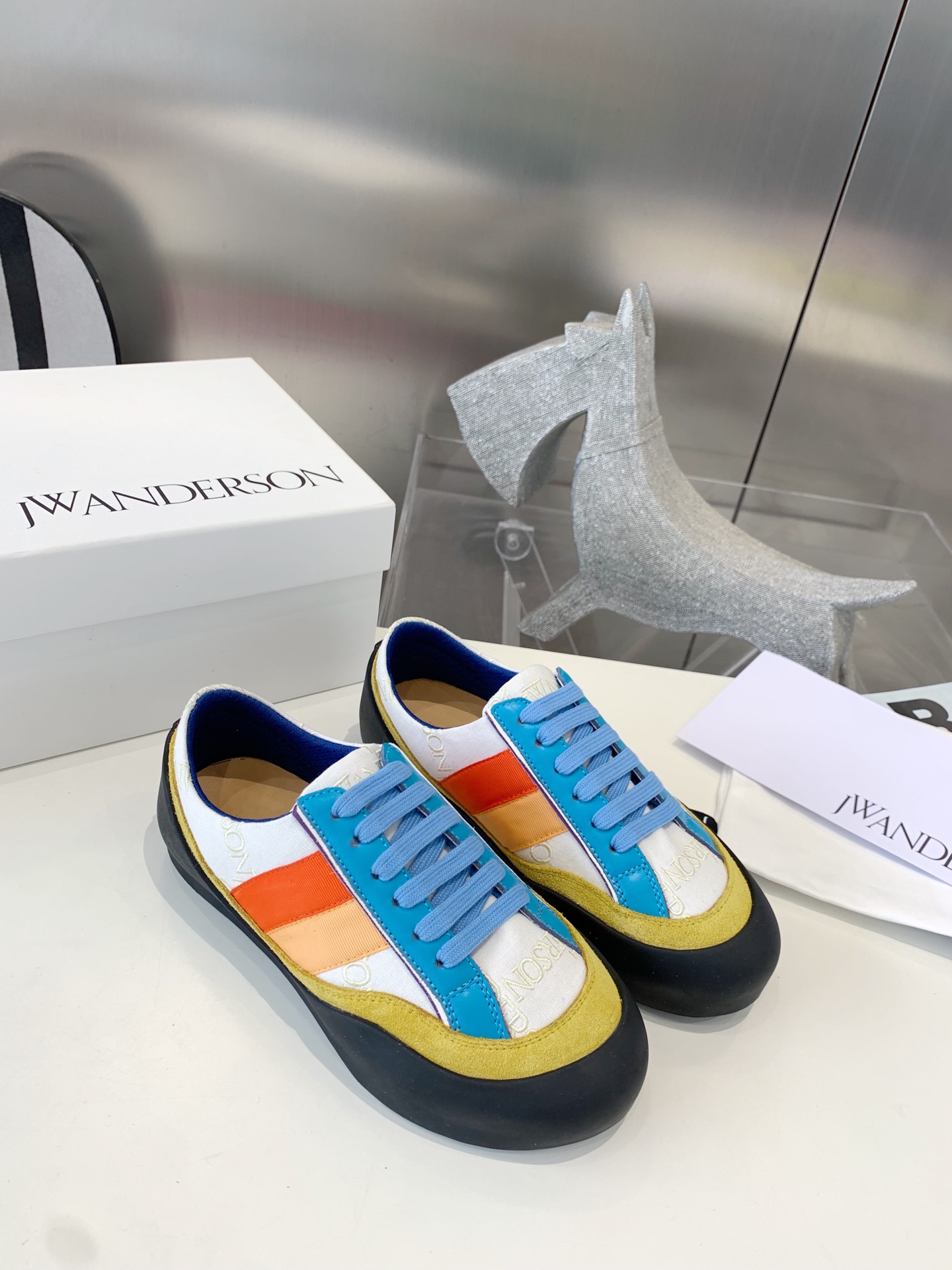 “Embroidered Tarpaulin Shoes by JW Anderson: Dynamic Couples Collection” - 图片 3