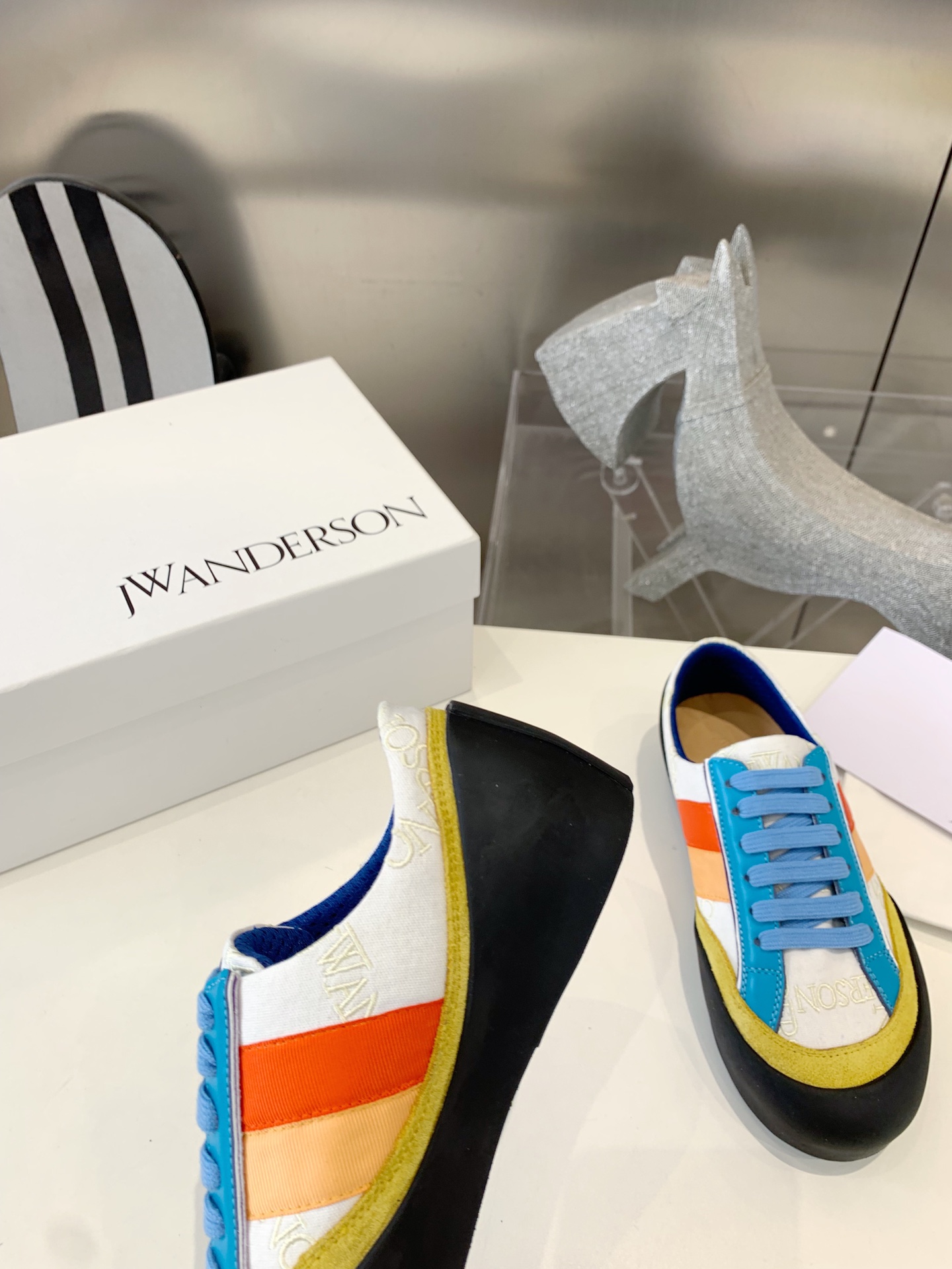 “Embroidered Tarpaulin Shoes by JW Anderson: Dynamic Couples Collection” - 图片 4