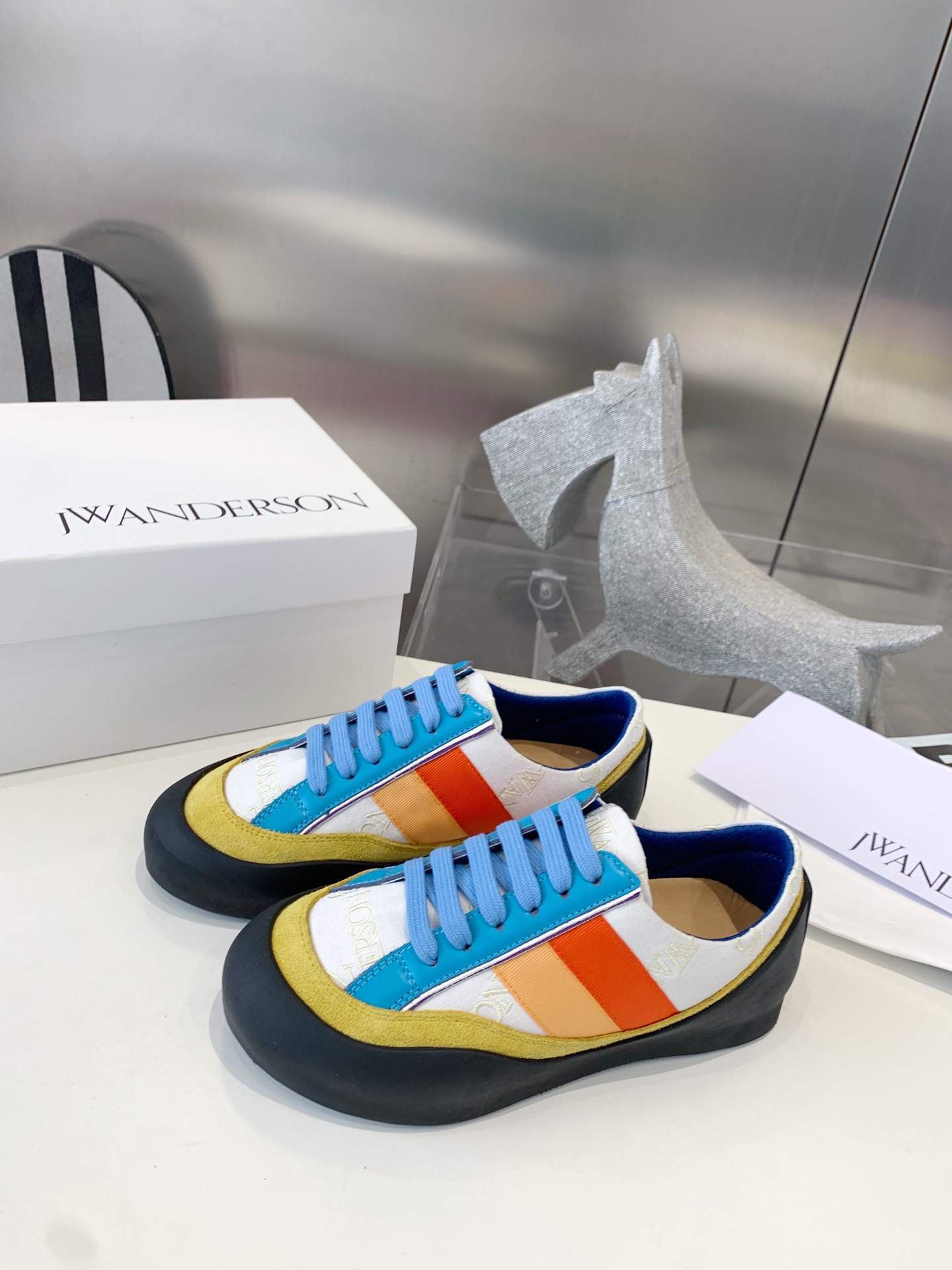 “Embroidered Tarpaulin Shoes by JW Anderson: Dynamic Couples Collection” - 图片 2