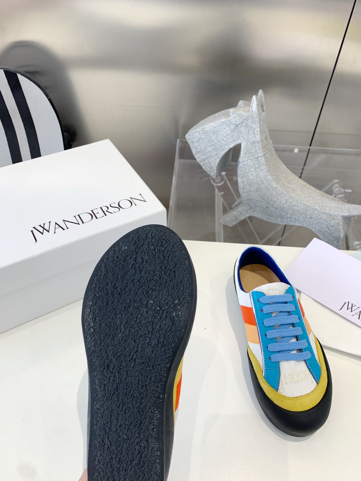 “Embroidered Tarpaulin Shoes by JW Anderson: Dynamic Couples Collection” - 图片 6