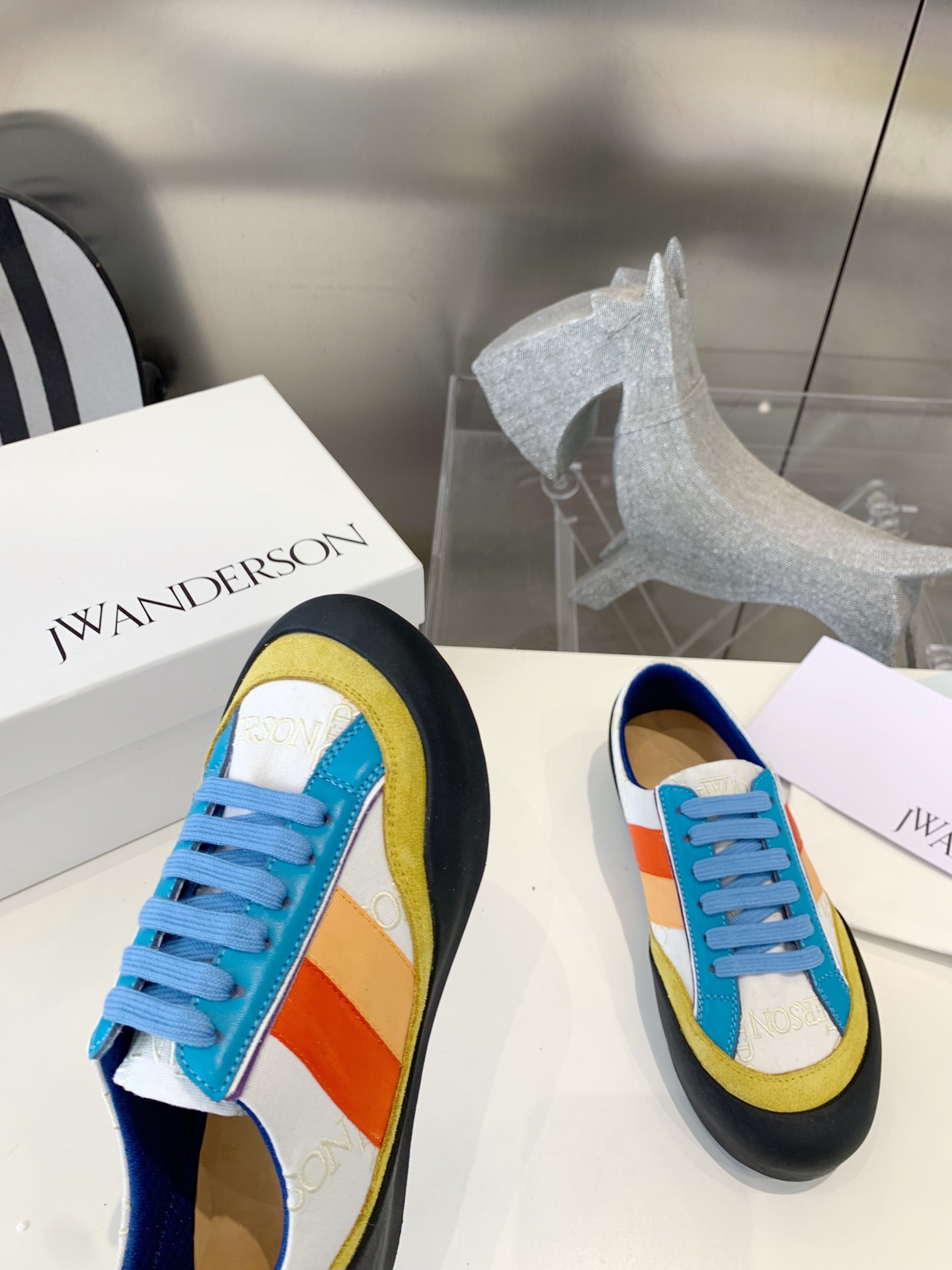 “Embroidered Tarpaulin Shoes by JW Anderson: Dynamic Couples Collection” - 图片 7