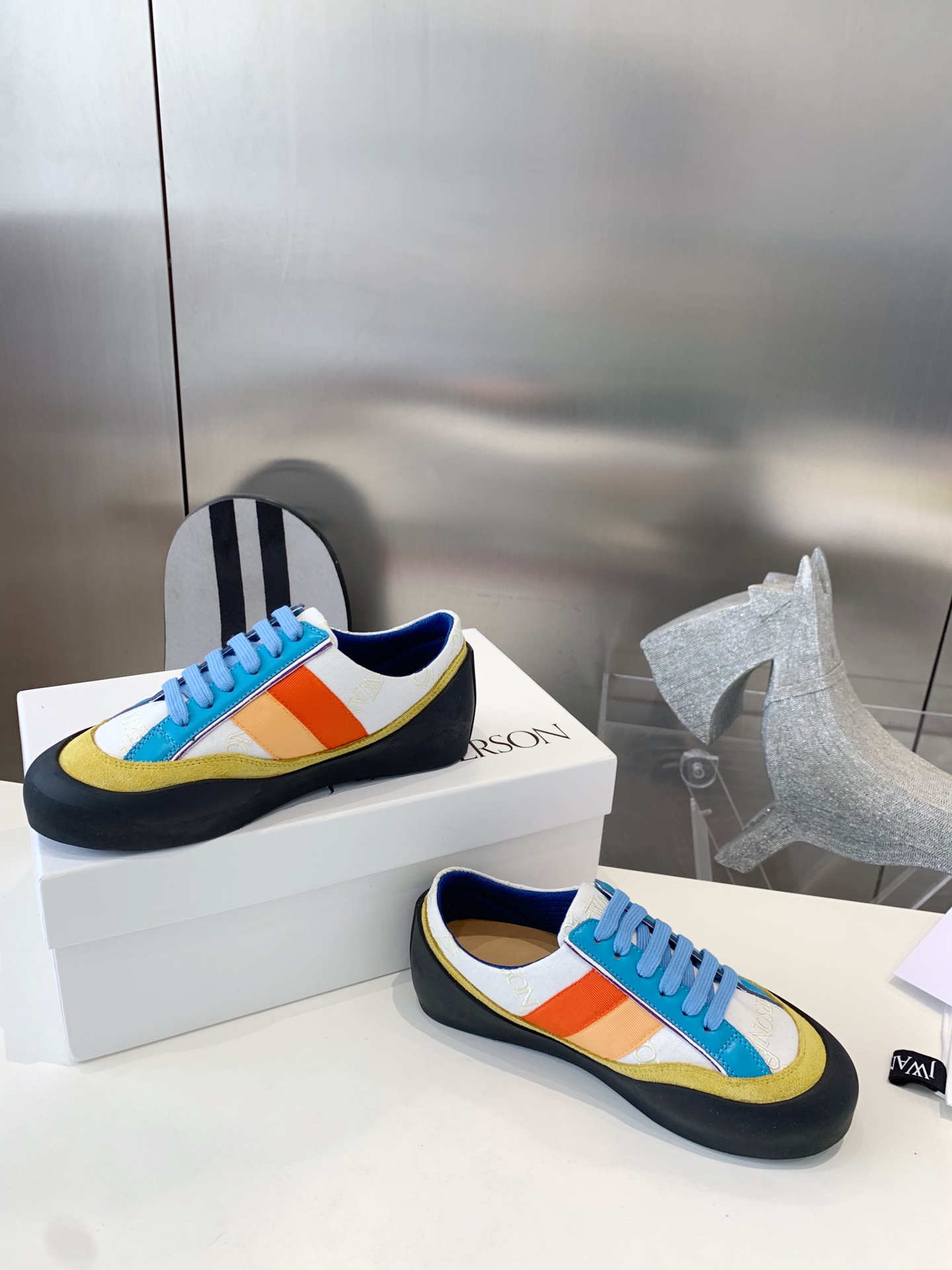 “Embroidered Tarpaulin Shoes by JW Anderson: Dynamic Couples Collection” - 图片 8