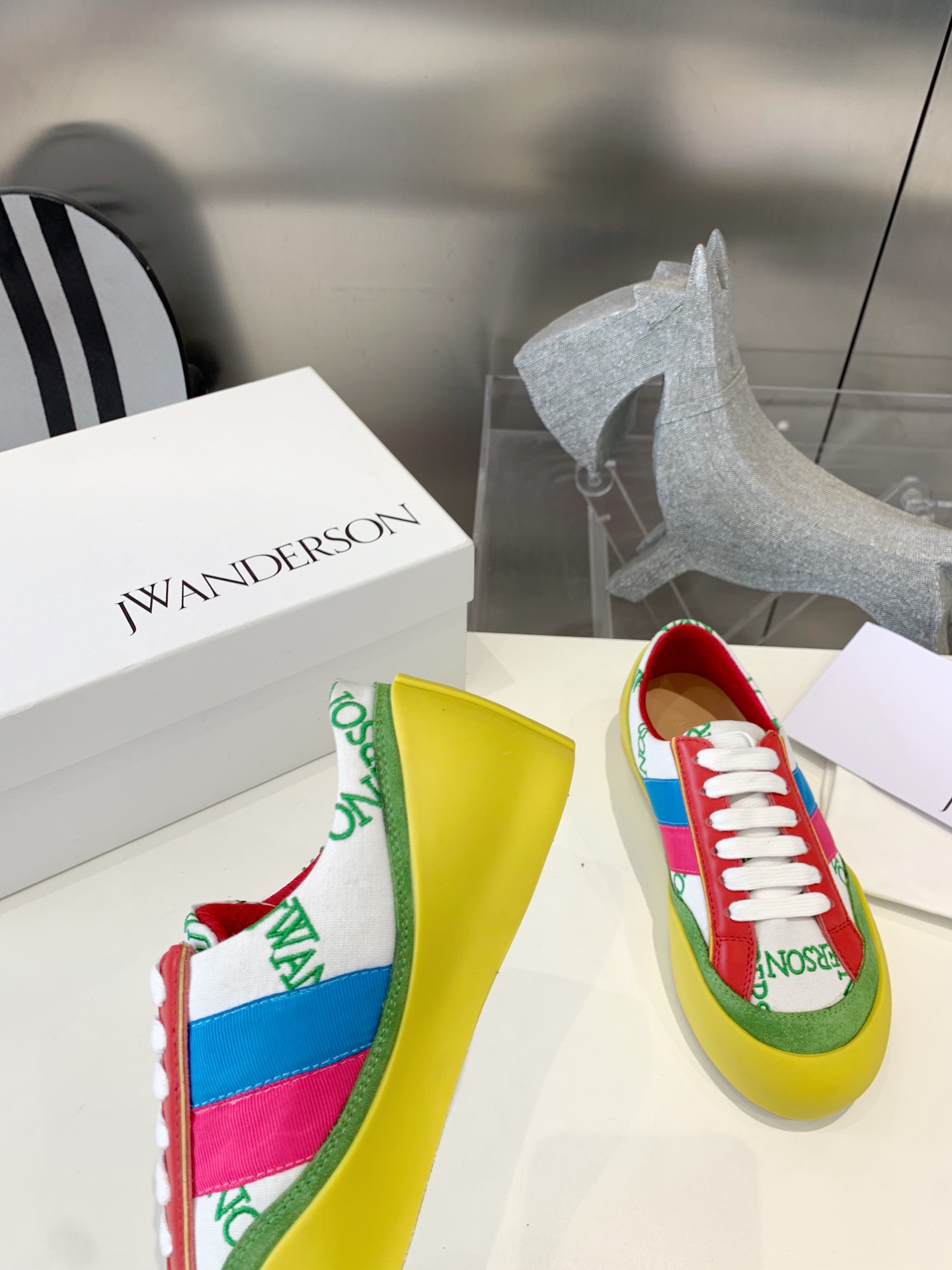 Embroidered JW Anderson Tarpaulin Shoes: High Return Rate, Impeccable Details - 图片 4