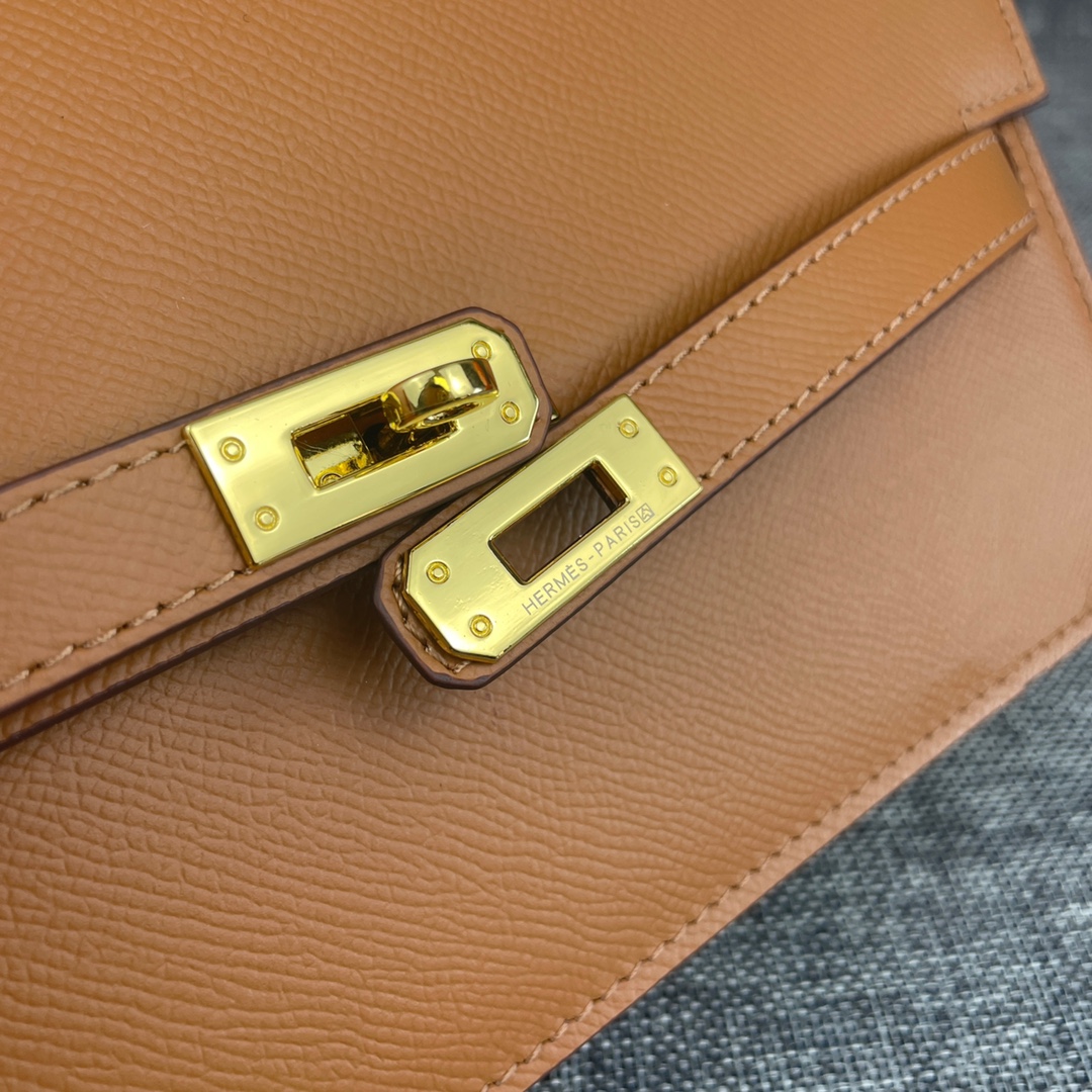 最新款。 爱马仕HERMES kelly 款单肩斜挎包 材质:手掌纹牛皮 尺寸:24*13.5*6cm 型号:362金 最新款。 爱马仕HERMES kelly 款单肩斜挎包 材质:手掌纹牛皮 尺寸:24*13.5*6cm 型号:362金