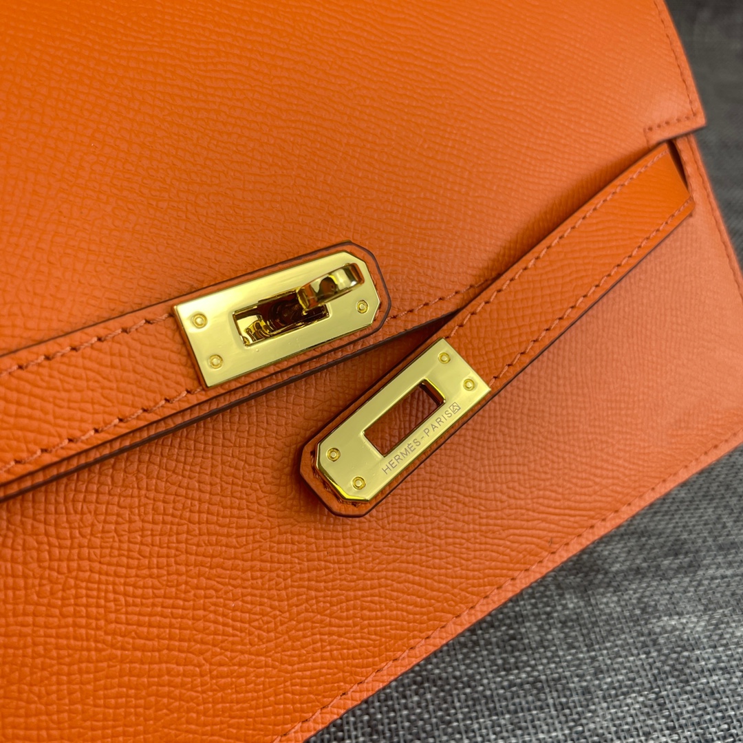 最新款。 爱马仕HERMES kelly 款单肩斜挎包 材质:手掌纹牛皮 尺寸:24*13.5*6cm 型号:362金 最新款。 爱马仕HERMES kelly 款单肩斜挎包 材质:手掌纹牛皮 尺寸:24*13.5*6cm 型号:362金