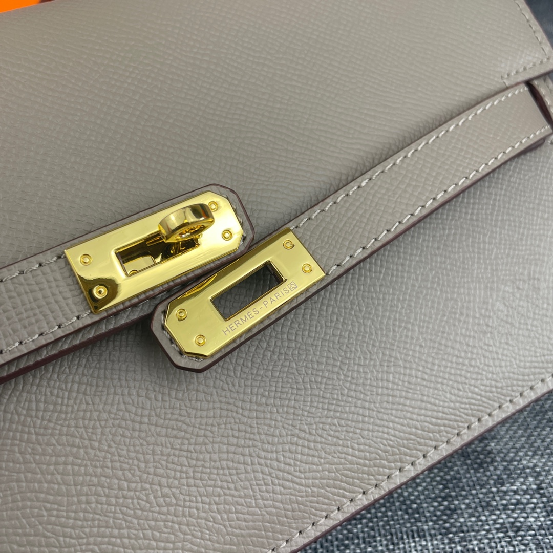 最新款。 爱马仕HERMES kelly 款单肩斜挎包 材质:手掌纹牛皮 尺寸:24*13.5*6cm 型号:362金 最新款。 爱马仕HERMES kelly 款单肩斜挎包 材质:手掌纹牛皮 尺寸:24*13.5*6cm 型号:362金