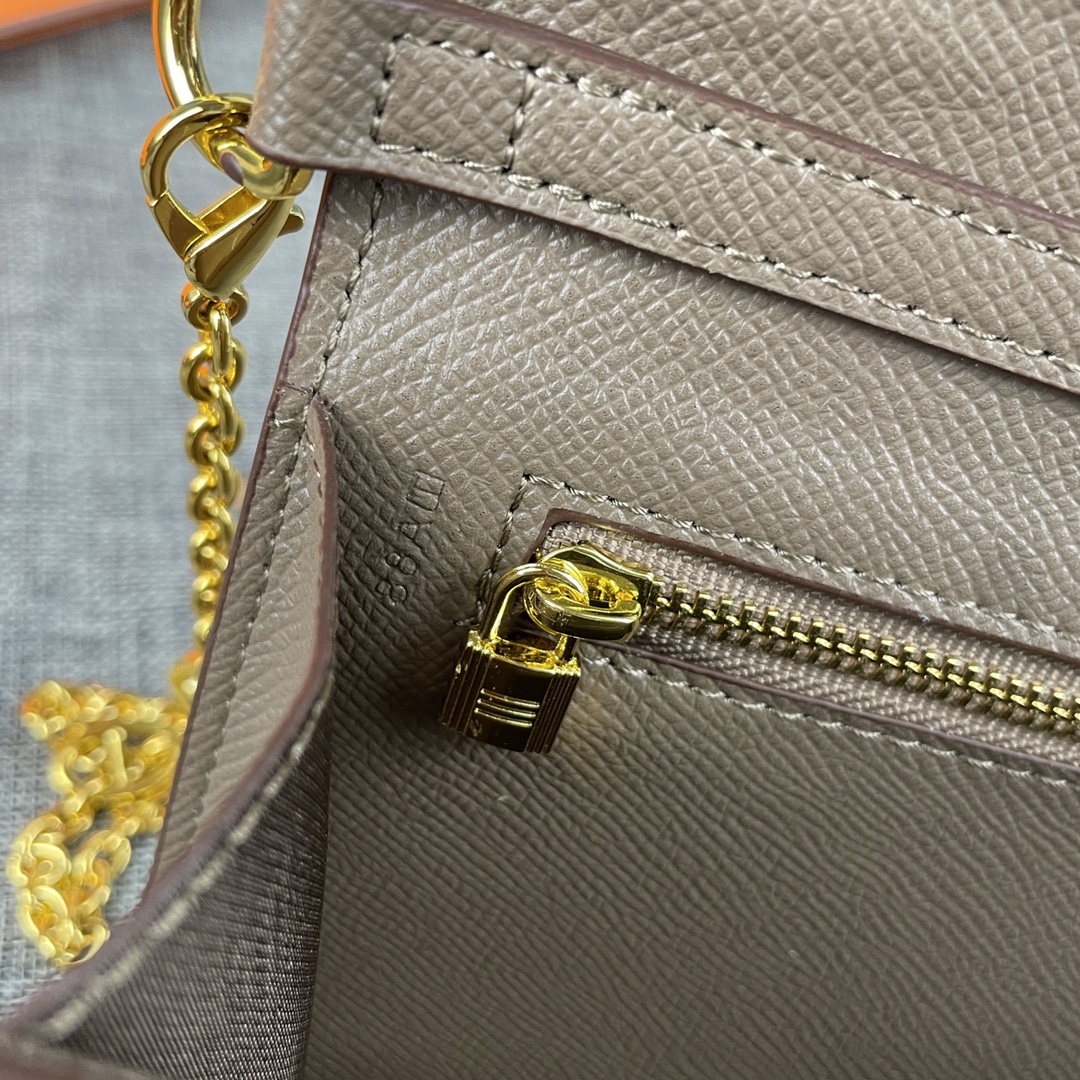 最新款。 爱马仕HERMES kelly 款单肩斜挎包 材质:手掌纹牛皮 尺寸:24*13.5*6cm 型号:362金 最新款。 爱马仕HERMES kelly 款单肩斜挎包 材质:手掌纹牛皮 尺寸:24*13.5*6cm 型号:362金