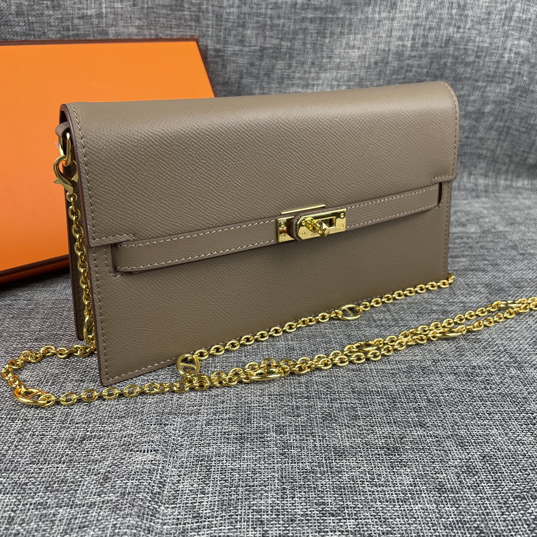 最新款。 爱马仕HERMES kelly 款单肩斜挎包 材质:手掌纹牛皮 尺寸:24*13.5*6cm 型号:362金 最新款。 爱马仕HERMES kelly 款单肩斜挎包 材质:手掌纹牛皮 尺寸:24*13.5*6cm 型号:362金
