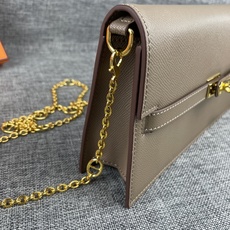 最新款。 爱马仕HERMES kelly 款单肩斜挎包 材质:手掌纹牛皮 尺寸:24*13.5*6cm 型号:362金 最新款。 爱马仕HERMES kelly 款单肩斜挎包 材质:手掌纹牛皮 尺寸:24*13.5*6cm 型号:362金