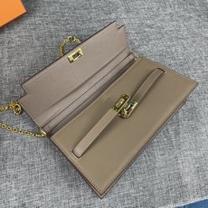 最新款。 爱马仕HERMES kelly 款单肩斜挎包 材质:手掌纹牛皮 尺寸:24*13.5*6cm 型号:362金 最新款。 爱马仕HERMES kelly 款单肩斜挎包 材质:手掌纹牛皮 尺寸:24*13.5*6cm 型号:362金