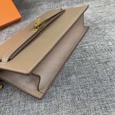 最新款。 爱马仕HERMES kelly 款单肩斜挎包 材质:手掌纹牛皮 尺寸:24*13.5*6cm 型号:362金 最新款。 爱马仕HERMES kelly 款单肩斜挎包 材质:手掌纹牛皮 尺寸:24*13.5*6cm 型号:362金