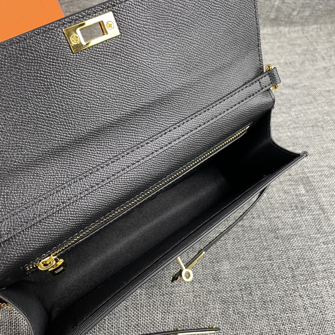 最新款。 爱马仕HERMES kelly 款单肩斜挎包 材质:手掌纹牛皮 尺寸:24*13.5*6cm 型号:362金 最新款。 爱马仕HERMES kelly 款单肩斜挎包 材质:手掌纹牛皮 尺寸:24*13.5*6cm 型号:362金