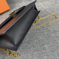 最新款。 爱马仕HERMES kelly 款单肩斜挎包 材质:手掌纹牛皮 尺寸:24*13.5*6cm 型号:362金 最新款。 爱马仕HERMES kelly 款单肩斜挎包 材质:手掌纹牛皮 尺寸:24*13.5*6cm 型号:362金