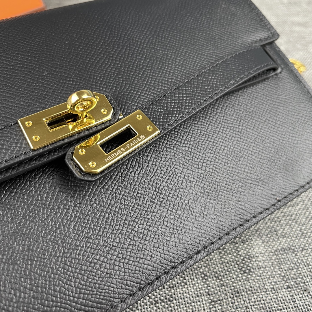 最新款。 爱马仕HERMES kelly 款单肩斜挎包 材质:手掌纹牛皮 尺寸:24*13.5*6cm 型号:362金 最新款。 爱马仕HERMES kelly 款单肩斜挎包 材质:手掌纹牛皮 尺寸:24*13.5*6cm 型号:362金