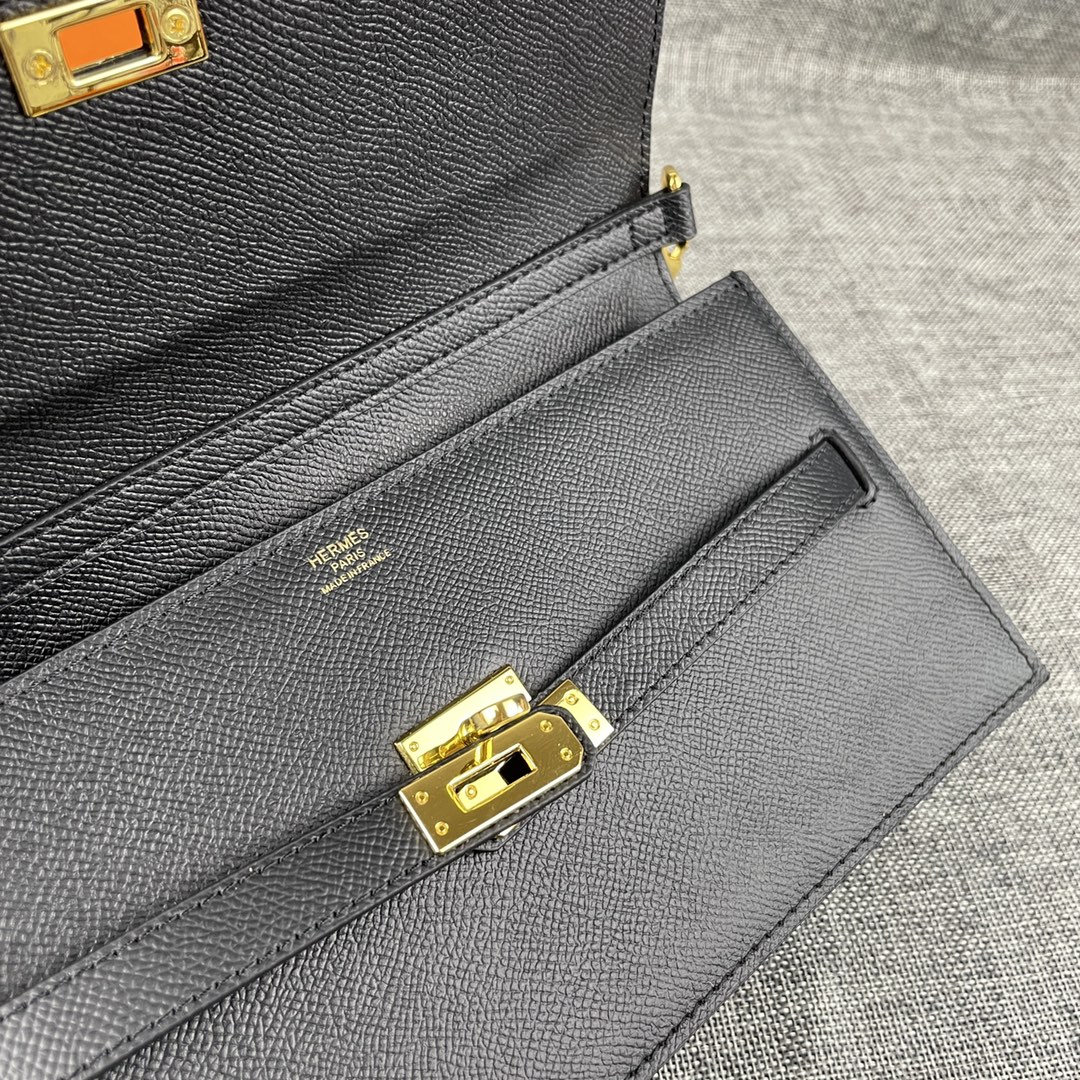 最新款。 爱马仕HERMES kelly 款单肩斜挎包 材质:手掌纹牛皮 尺寸:24*13.5*6cm 型号:362金 最新款。 爱马仕HERMES kelly 款单肩斜挎包 材质:手掌纹牛皮 尺寸:24*13.5*6cm 型号:362金