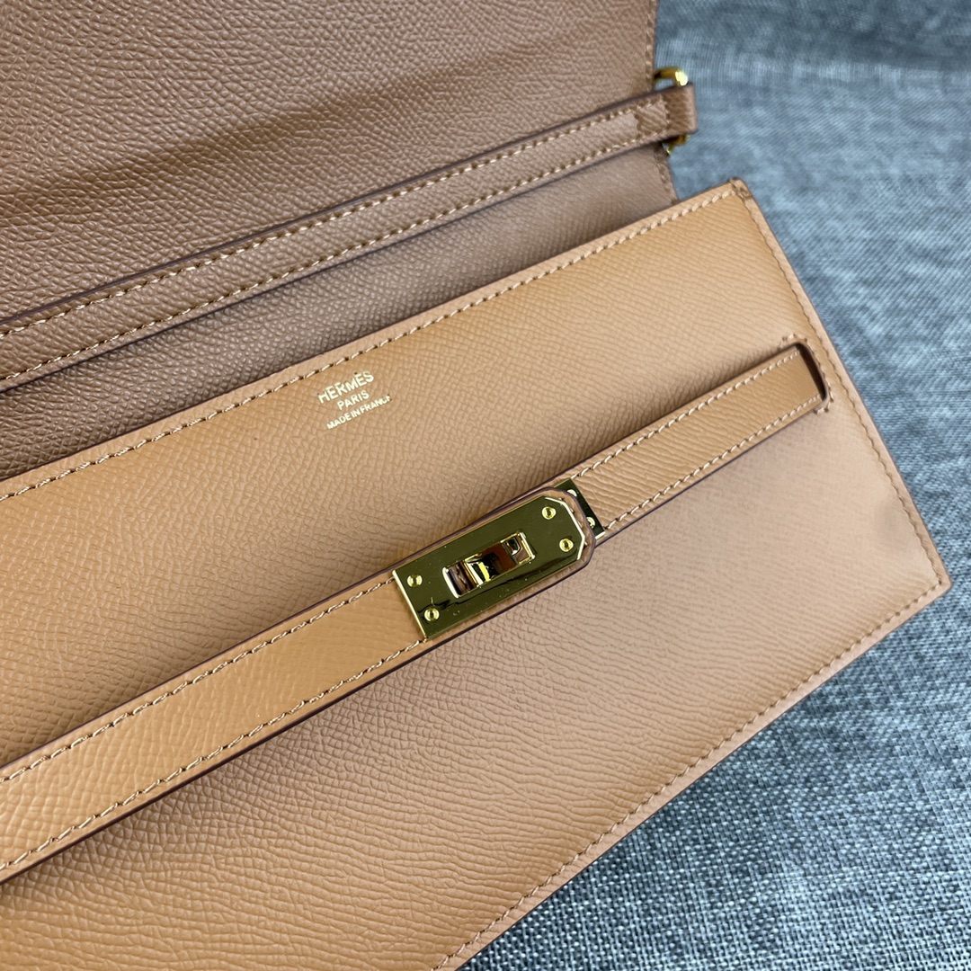 最新款。 爱马仕HERMES kelly 款单肩斜挎包 材质:手掌纹牛皮 尺寸:24*13.5*6cm 型号:362金 最新款。 爱马仕HERMES kelly 款单肩斜挎包 材质:手掌纹牛皮 尺寸:24*13.5*6cm 型号:362金