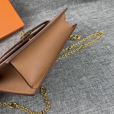 最新款。 爱马仕HERMES kelly 款单肩斜挎包 材质:手掌纹牛皮 尺寸:24*13.5*6cm 型号:362金 最新款。 爱马仕HERMES kelly 款单肩斜挎包 材质:手掌纹牛皮 尺寸:24*13.5*6cm 型号:362金