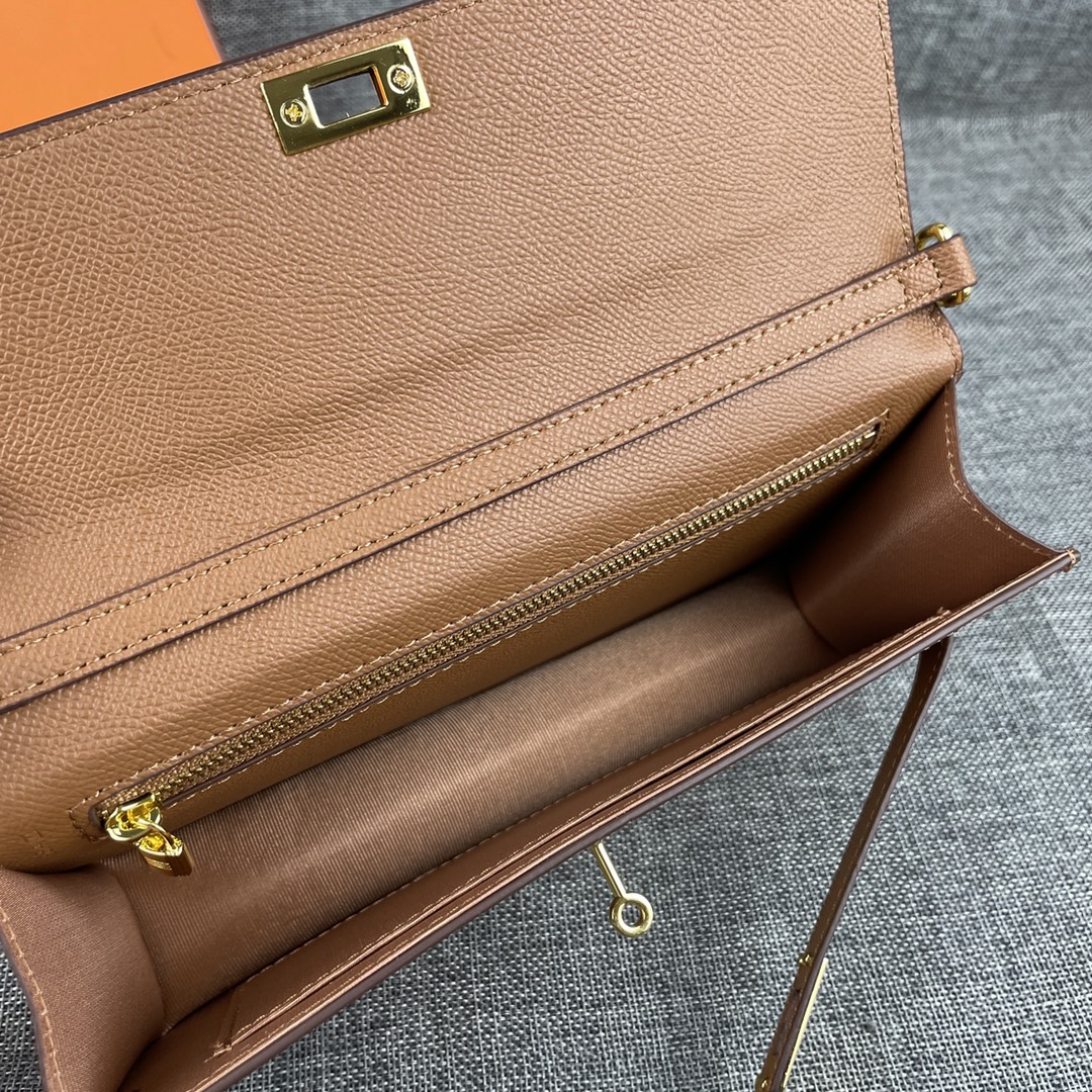 最新款。 爱马仕HERMES kelly 款单肩斜挎包 材质:手掌纹牛皮 尺寸:24*13.5*6cm 型号:362金 最新款。 爱马仕HERMES kelly 款单肩斜挎包 材质:手掌纹牛皮 尺寸:24*13.5*6cm 型号:362金