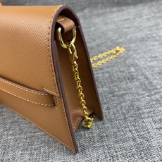 最新款。 爱马仕HERMES kelly 款单肩斜挎包 材质:手掌纹牛皮 尺寸:24*13.5*6cm 型号:362金 最新款。 爱马仕HERMES kelly 款单肩斜挎包 材质:手掌纹牛皮 尺寸:24*13.5*6cm 型号:362金