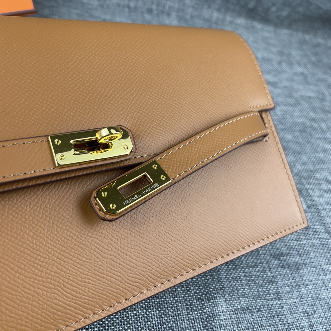 最新款。 爱马仕HERMES kelly 款单肩斜挎包 材质:手掌纹牛皮 尺寸:24*13.5*6cm 型号:362金 最新款。 爱马仕HERMES kelly 款单肩斜挎包 材质:手掌纹牛皮 尺寸:24*13.5*6cm 型号:362金