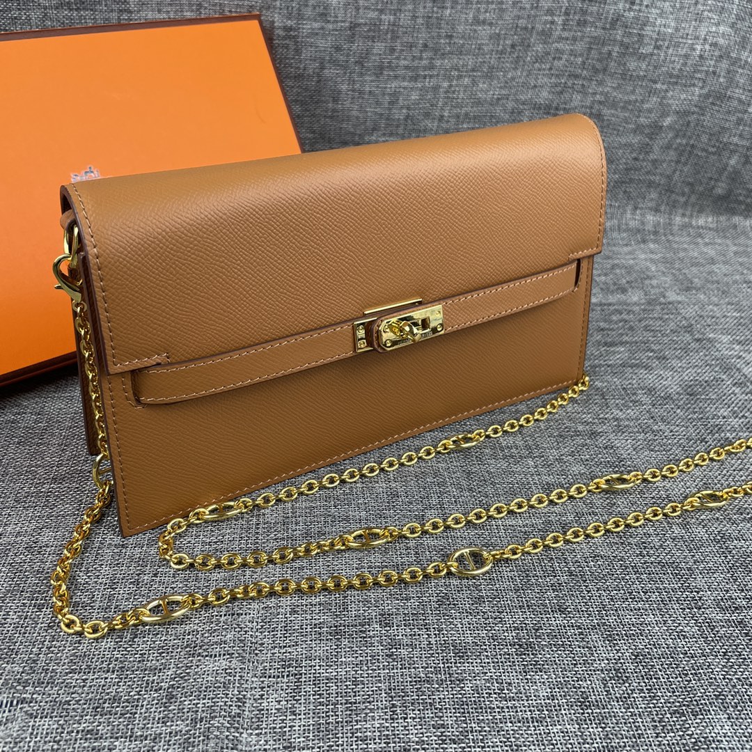 最新款。 爱马仕HERMES kelly 款单肩斜挎包 材质:手掌纹牛皮 尺寸:24*13.5*6cm 型号:362金 最新款。 爱马仕HERMES kelly 款单肩斜挎包 材质:手掌纹牛皮 尺寸:24*13.5*6cm 型号:362金